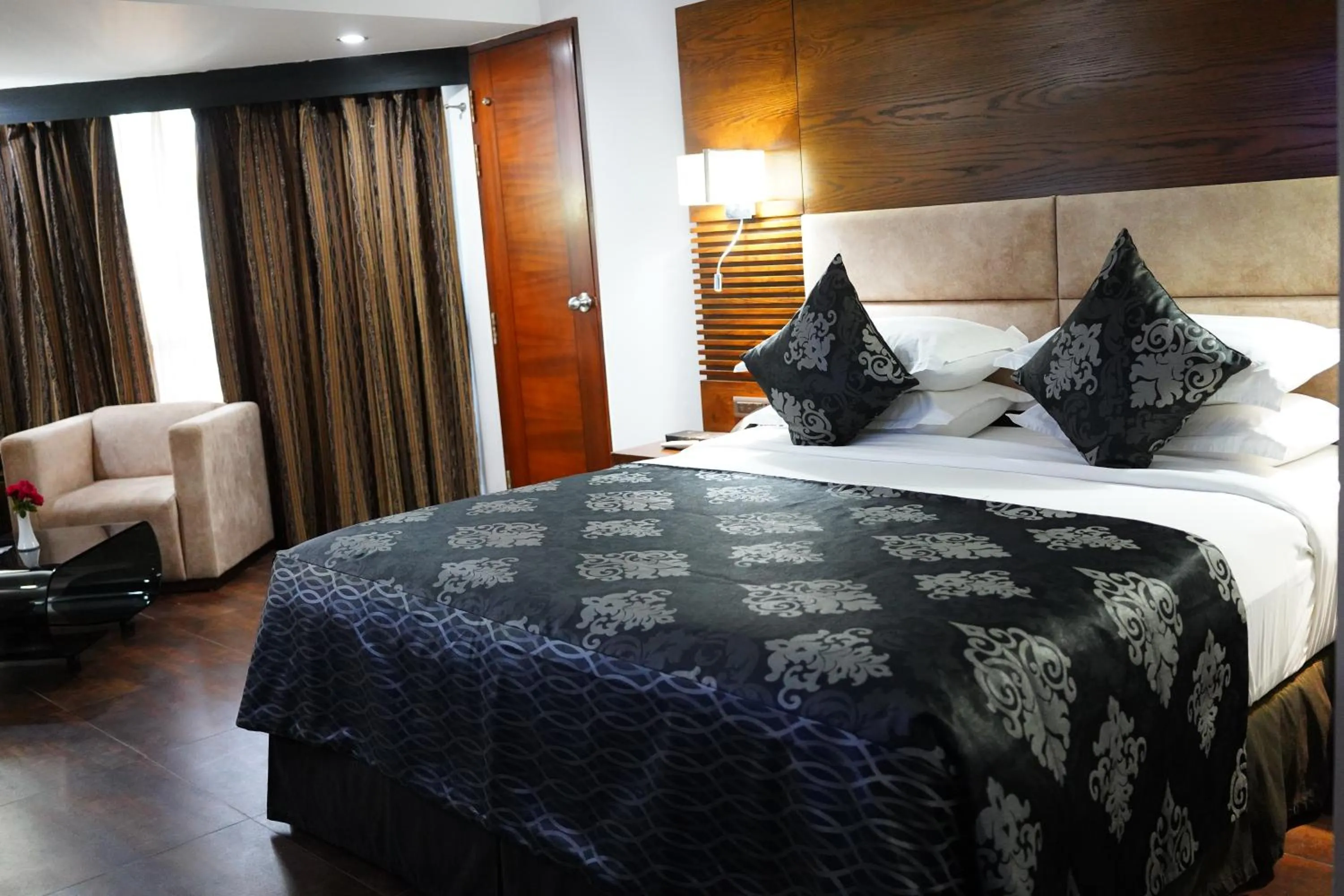 Bedroom, Bed in Long Beach Hotel