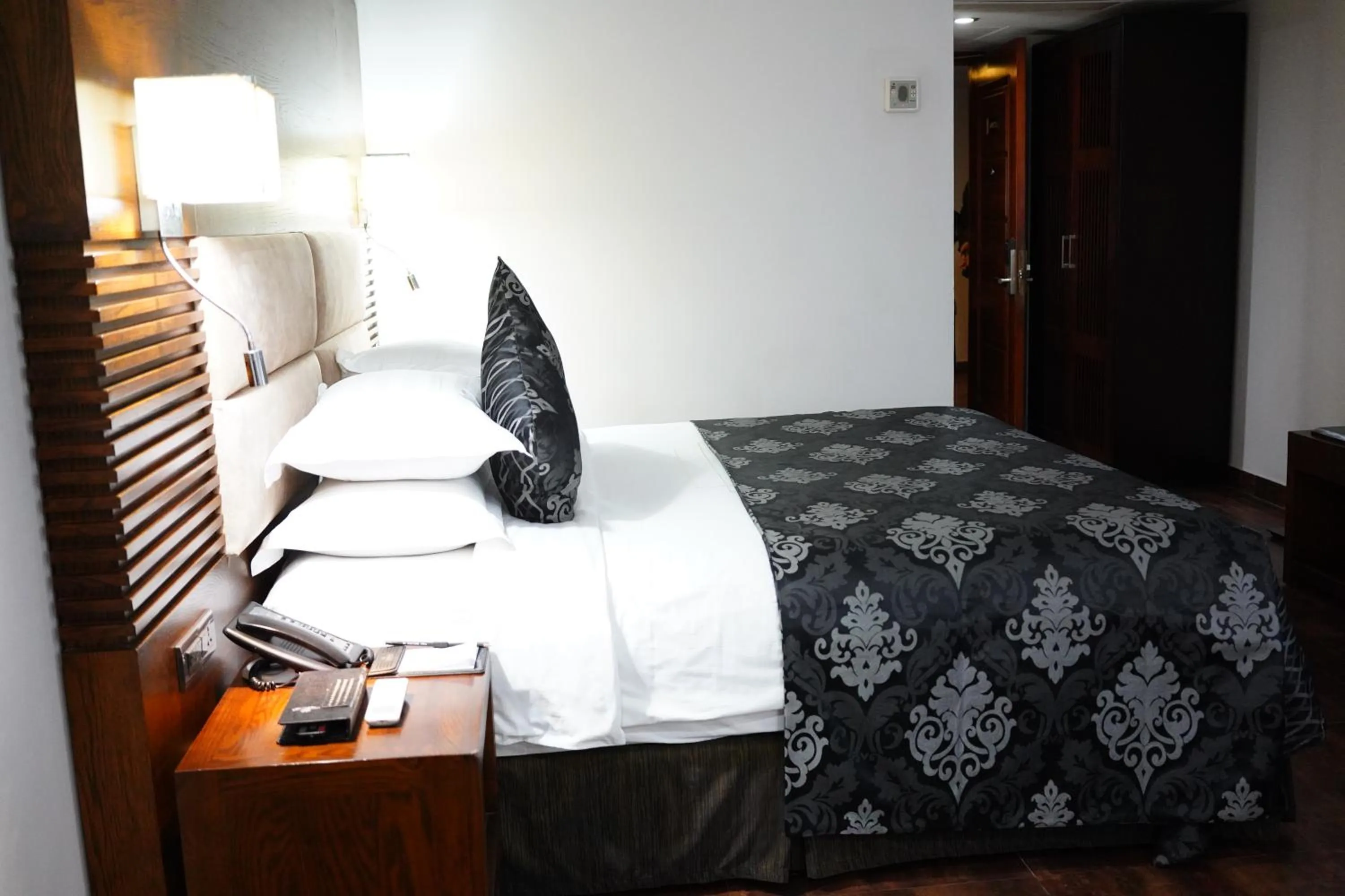 Bed in Long Beach Hotel