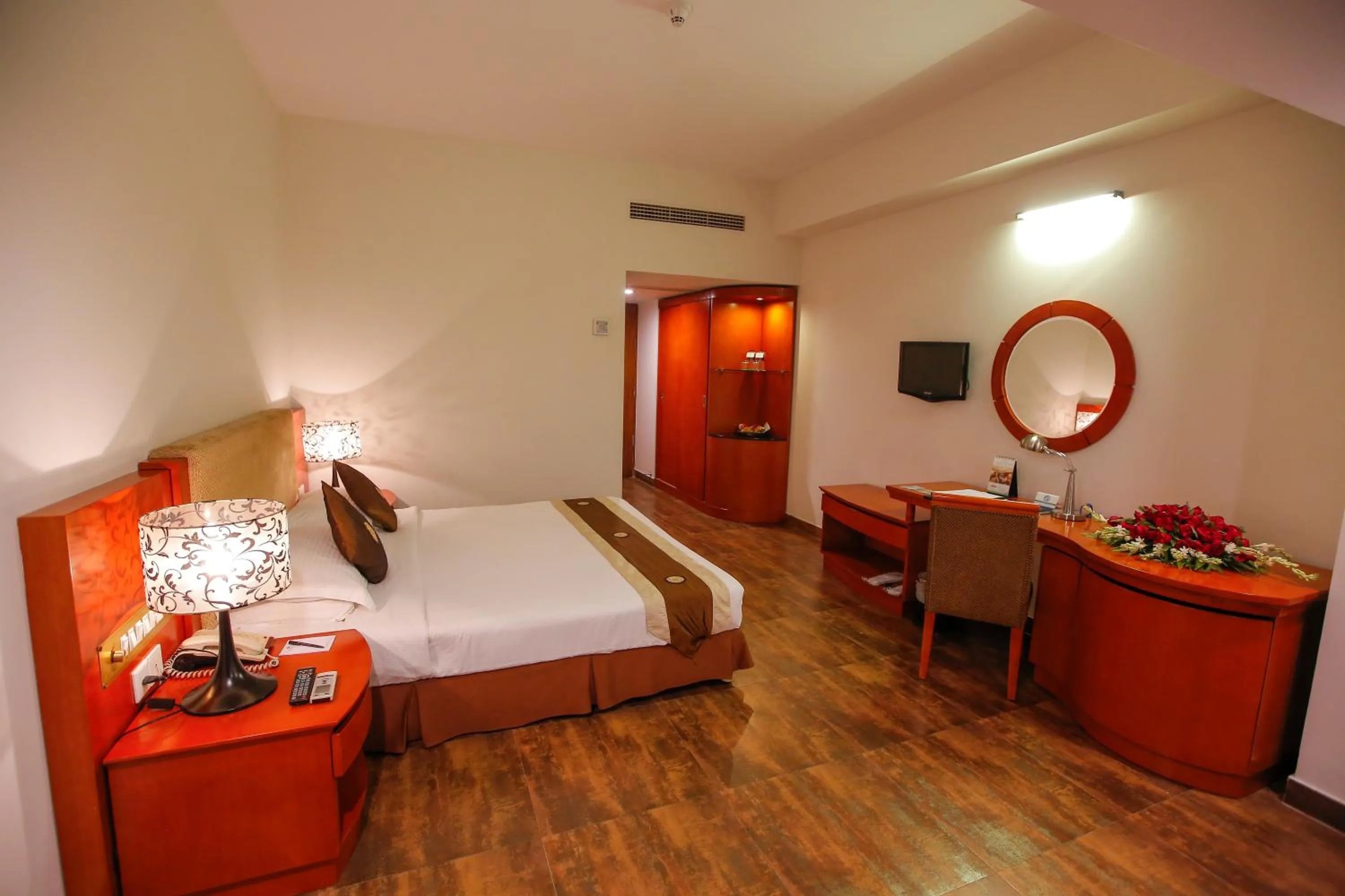 Bedroom, Bed in Long Beach Hotel