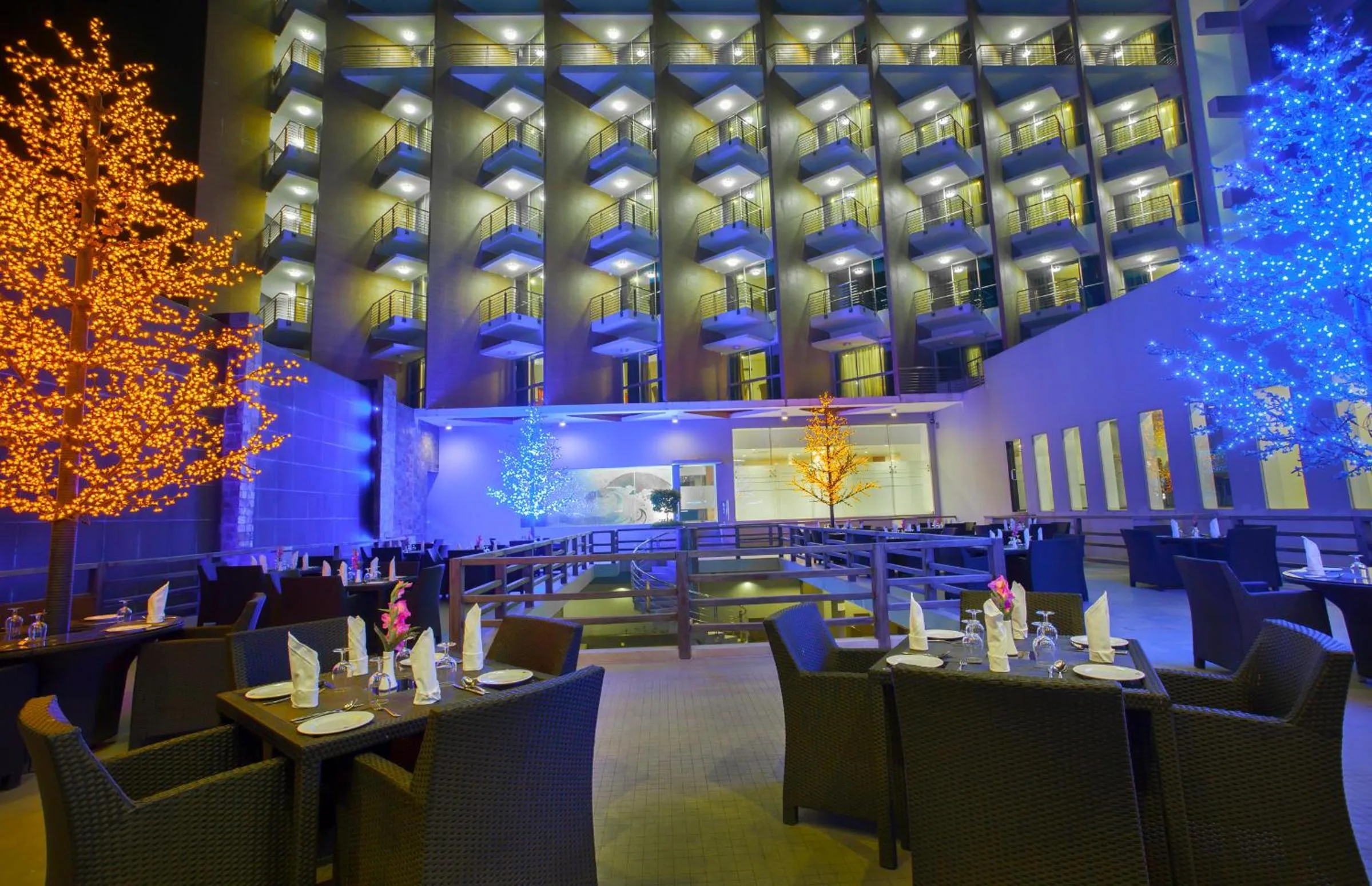 Restaurant/places to eat in Long Beach Hotel