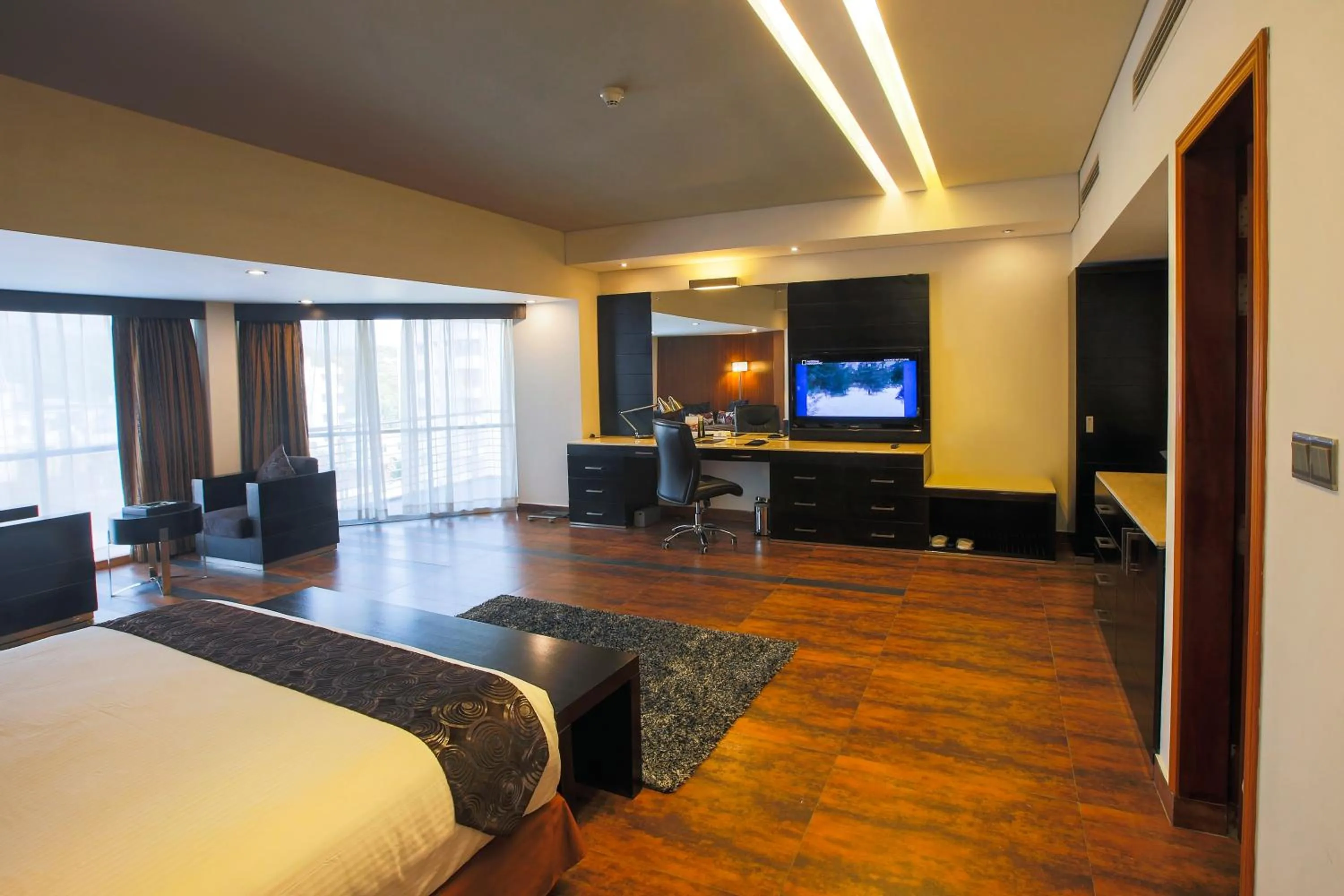 Bedroom, Bed in Long Beach Hotel