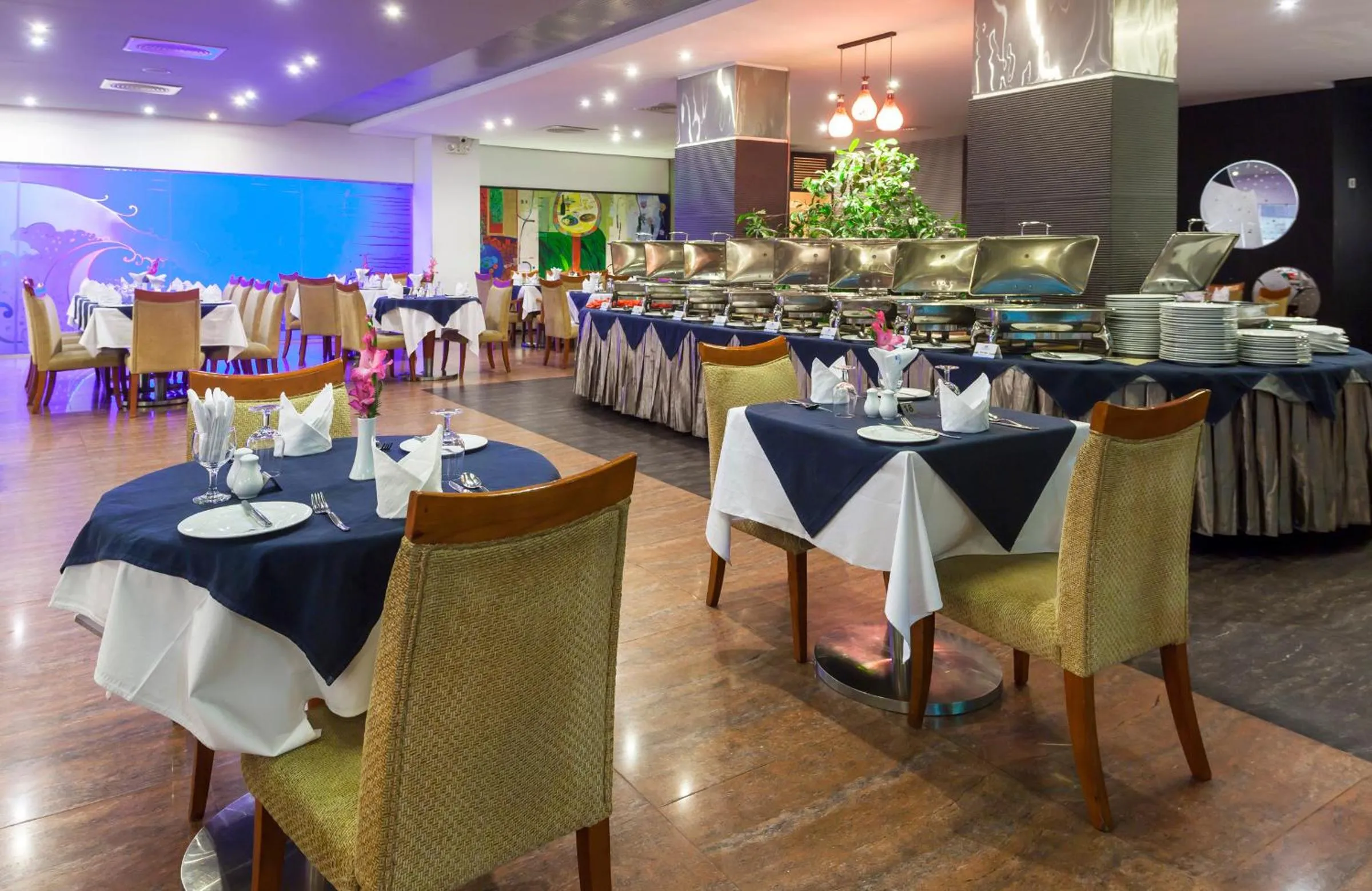 Restaurant/places to eat in Long Beach Hotel