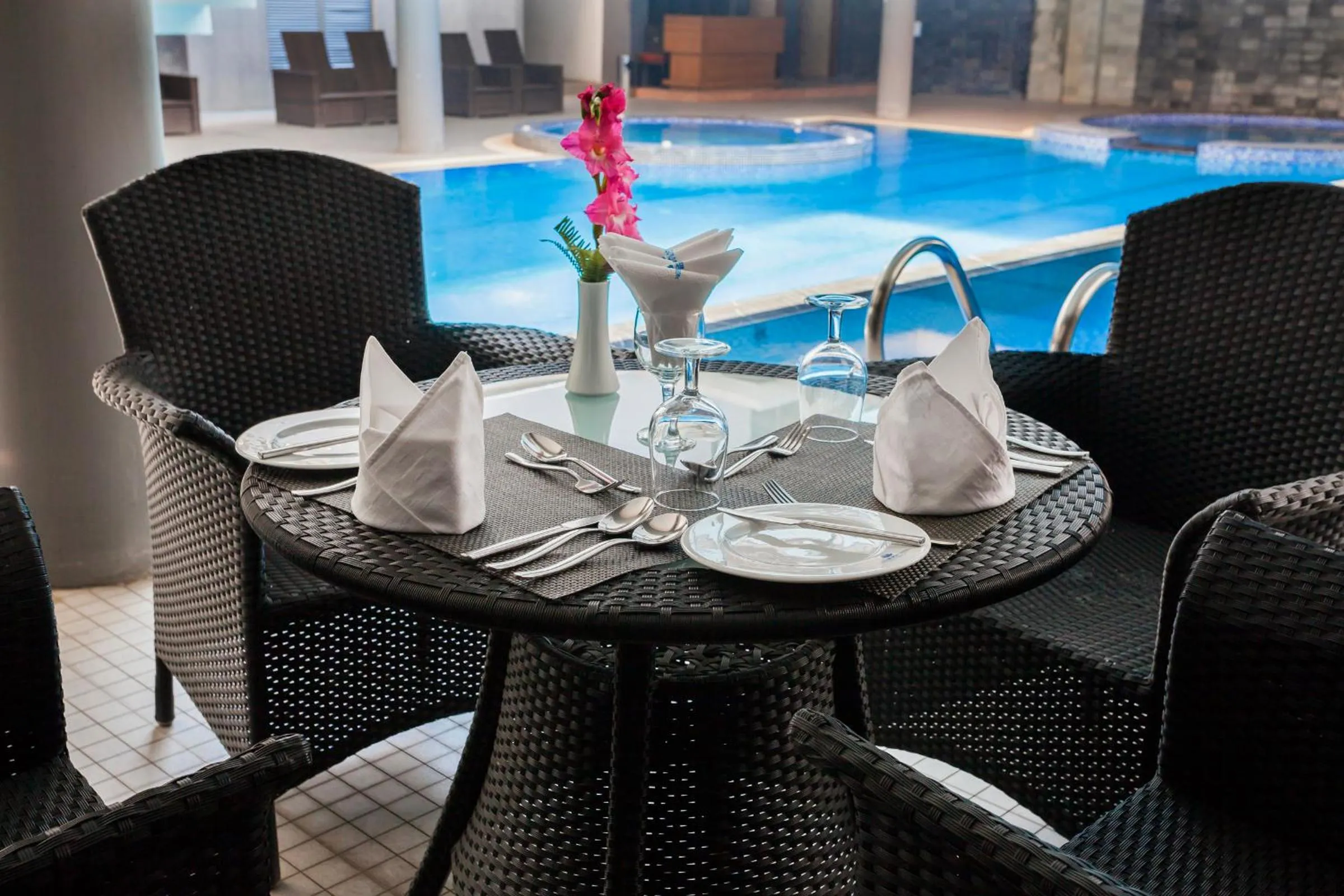 Restaurant/places to eat in Long Beach Hotel