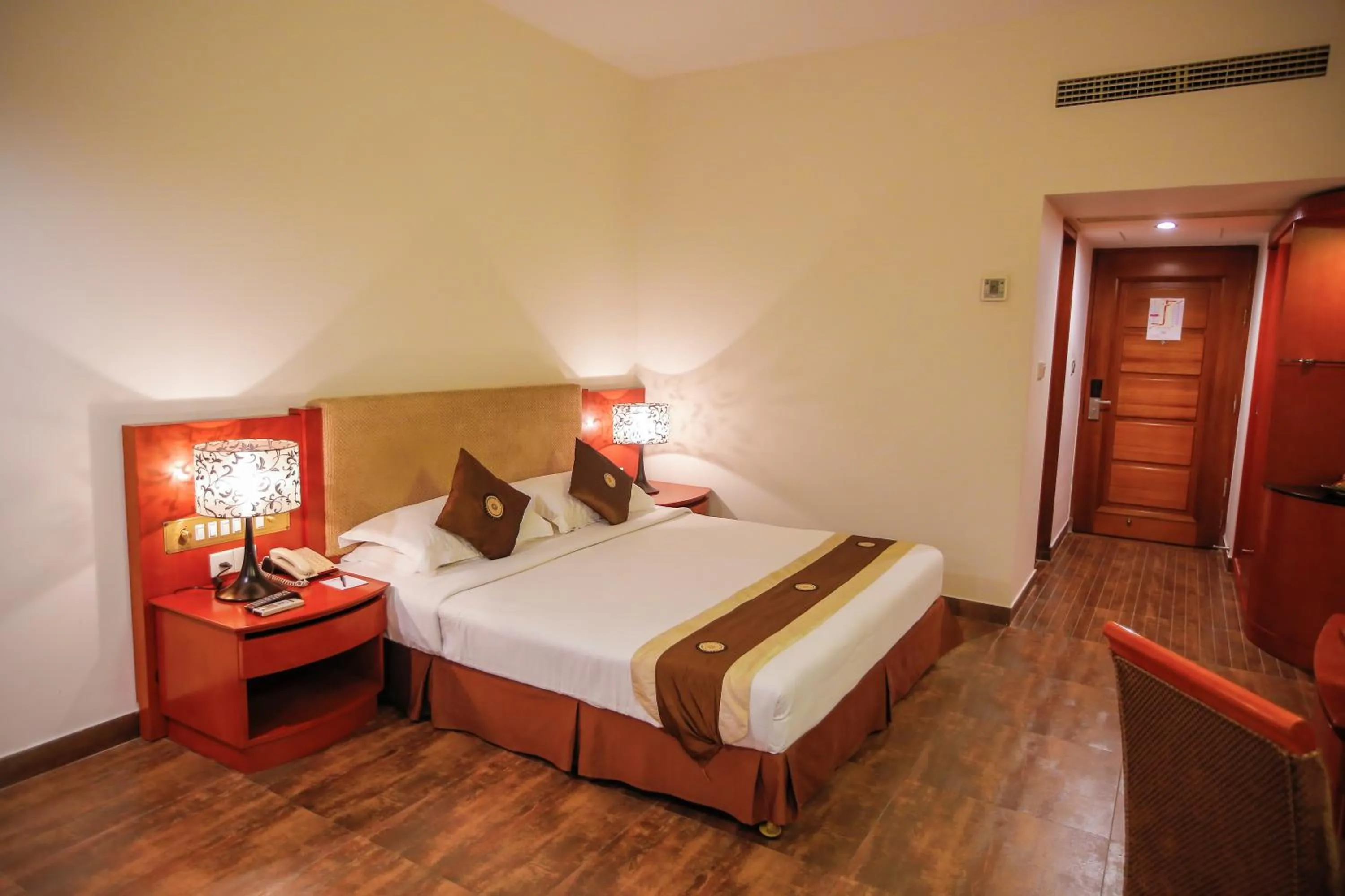 Bedroom, Bed in Long Beach Hotel