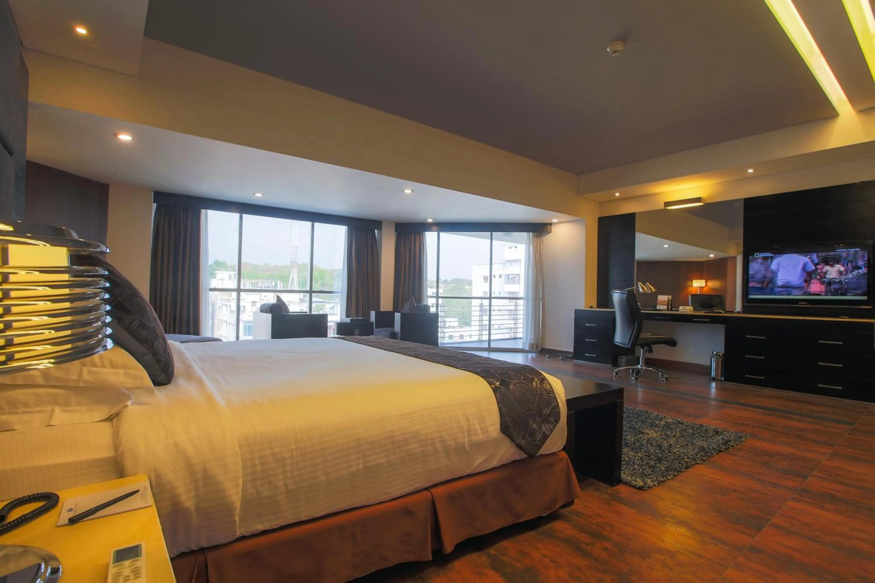 Bedroom, Bed in Long Beach Hotel