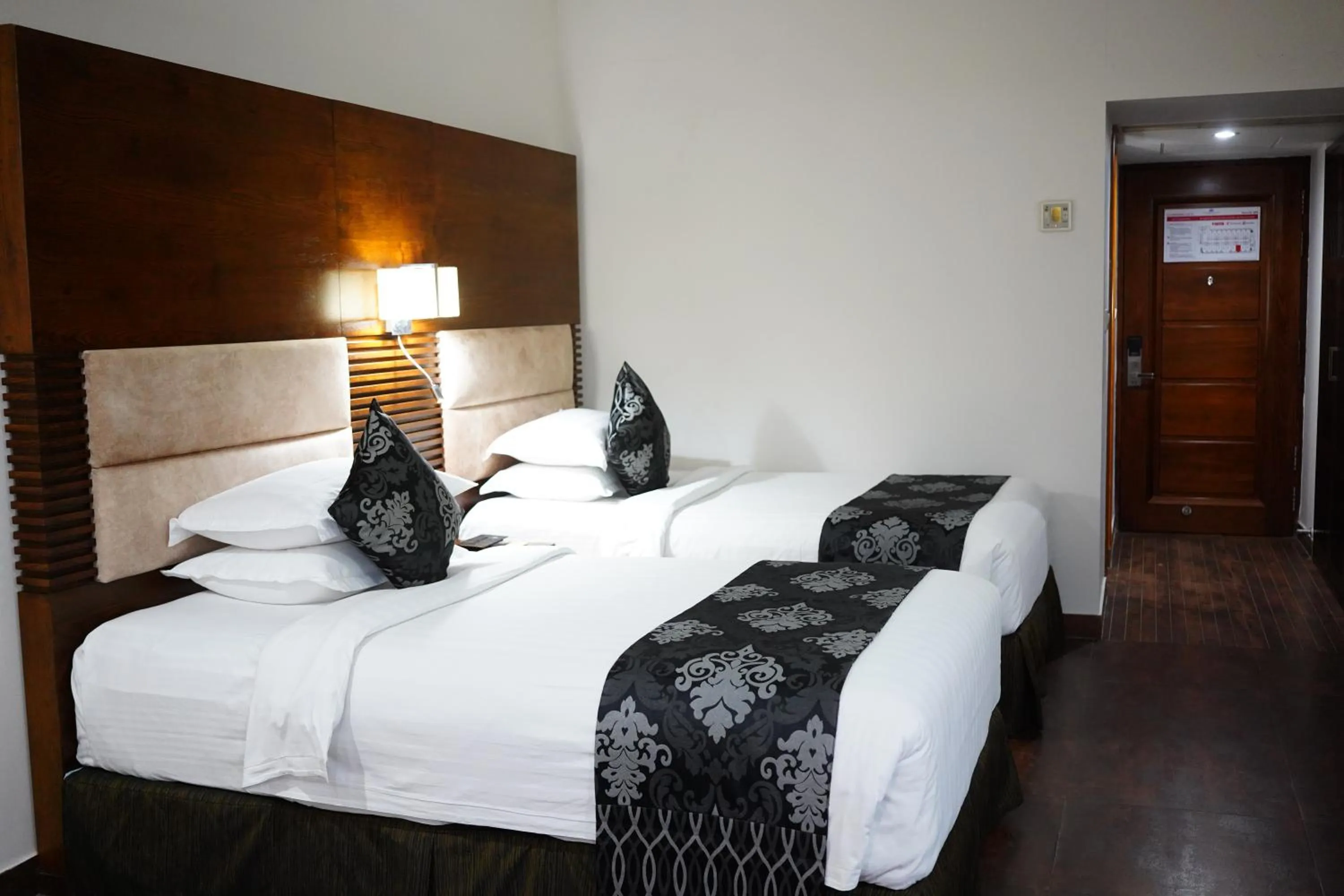 Bedroom, Bed in Long Beach Hotel