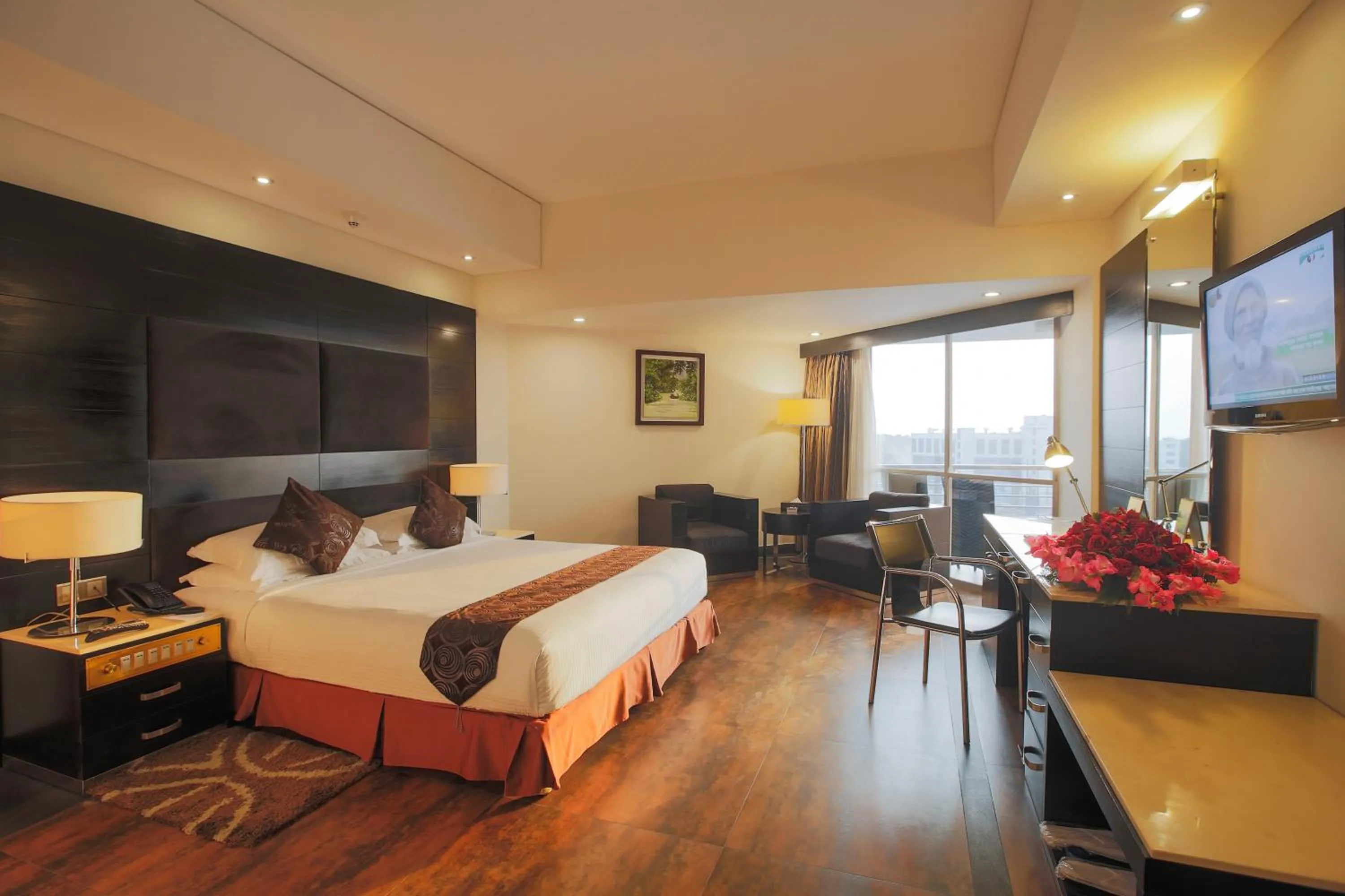 Photo of the whole room, Bed in Long Beach Hotel