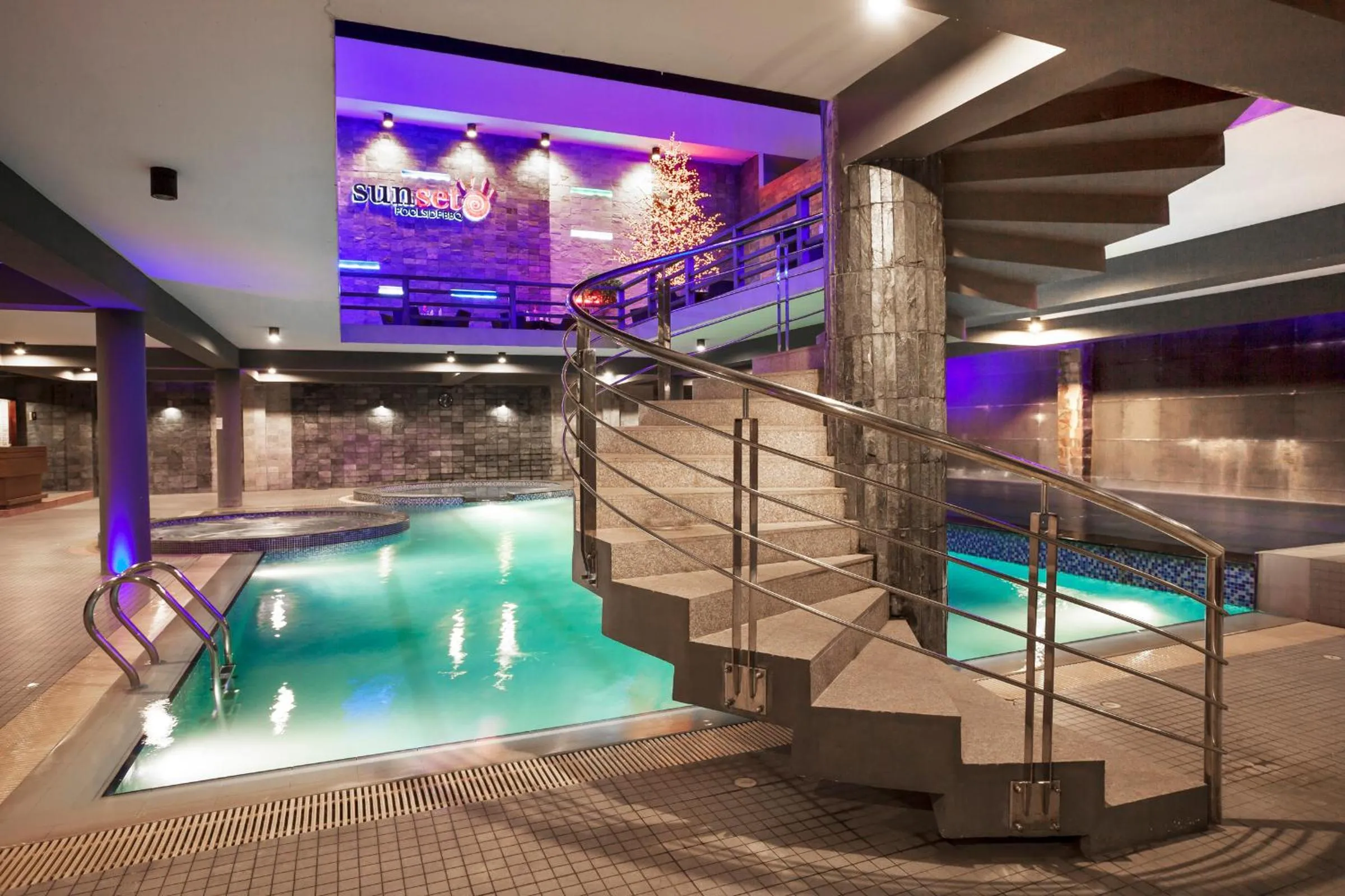 Swimming pool in Long Beach Hotel