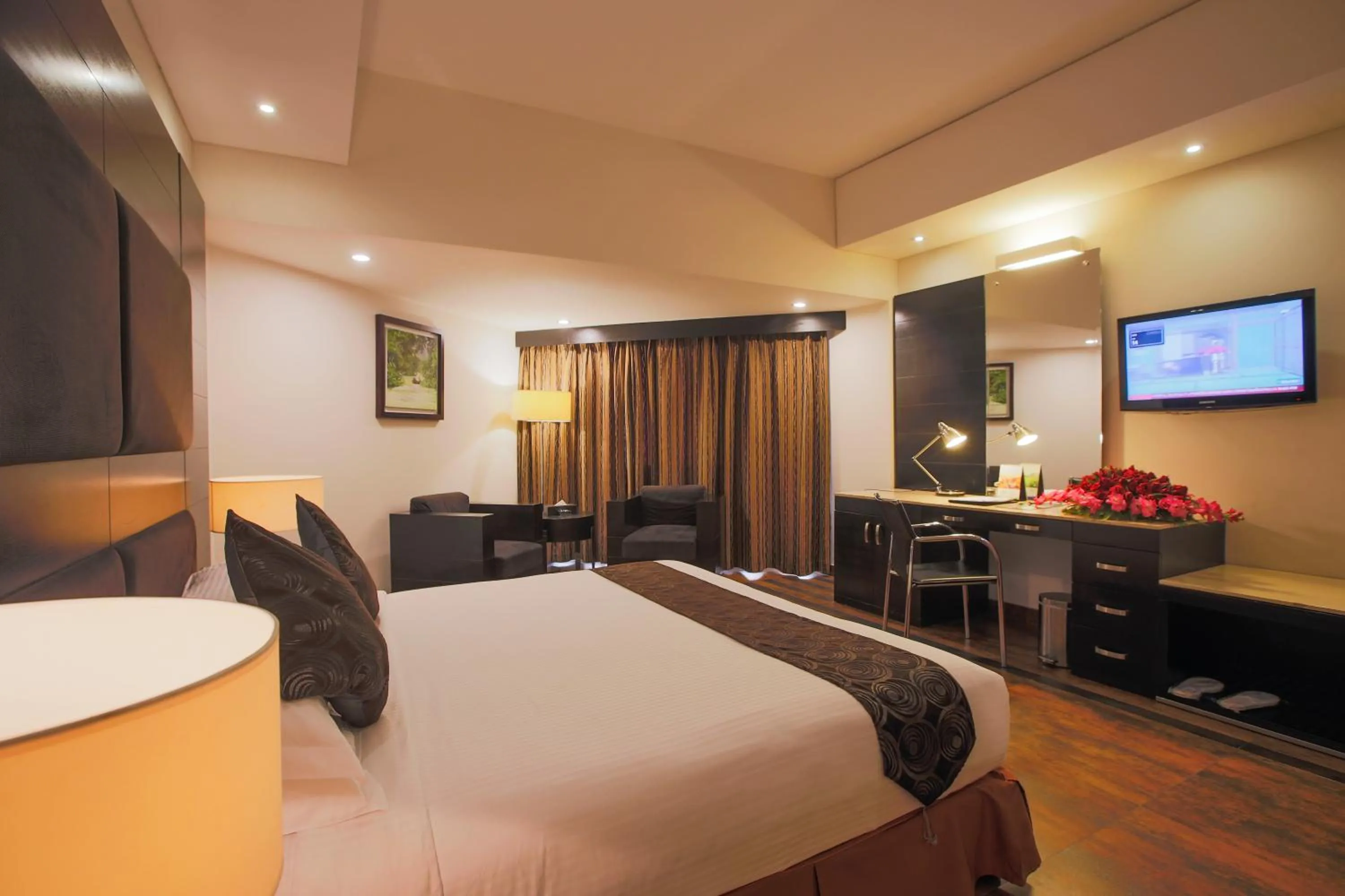 Bedroom, Bed in Long Beach Hotel