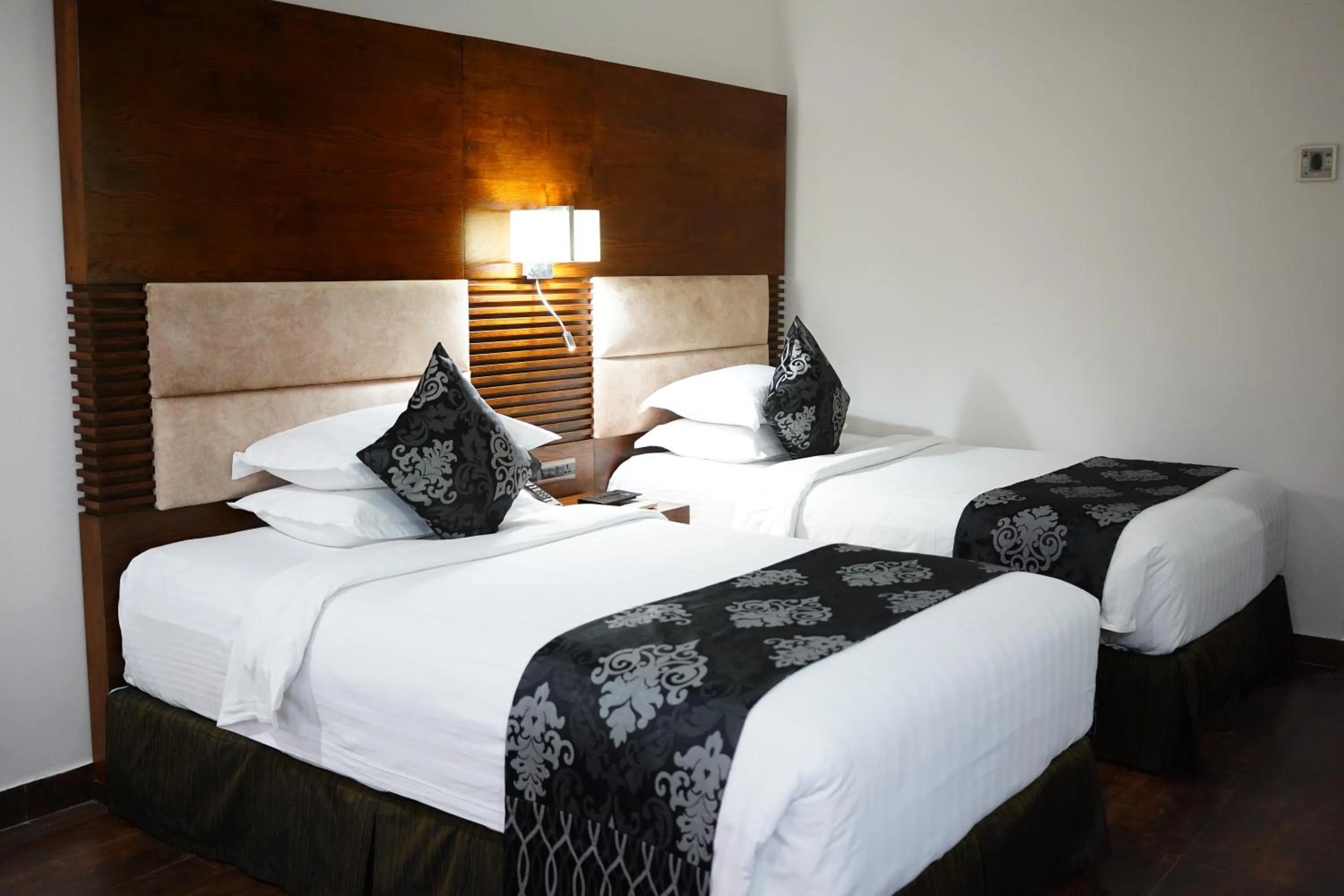 Bedroom, Bed in Long Beach Hotel