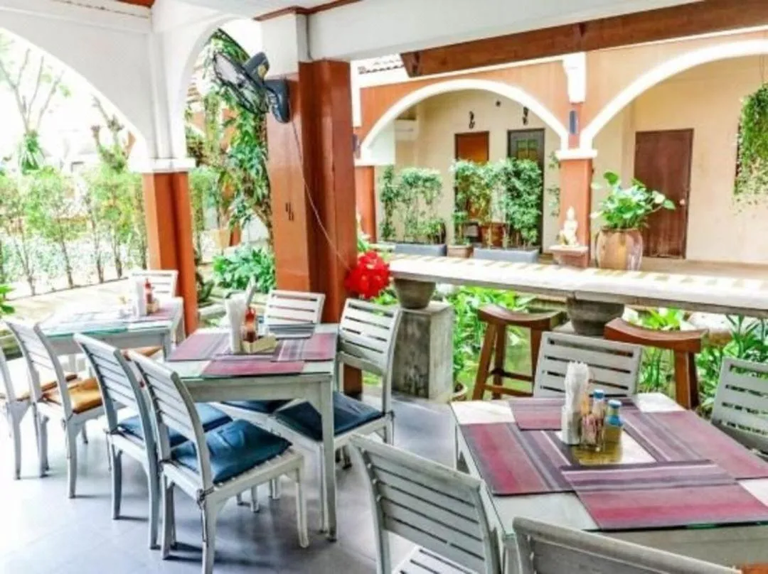 Restaurant/places to eat in THE TOP PATONG RESORT.