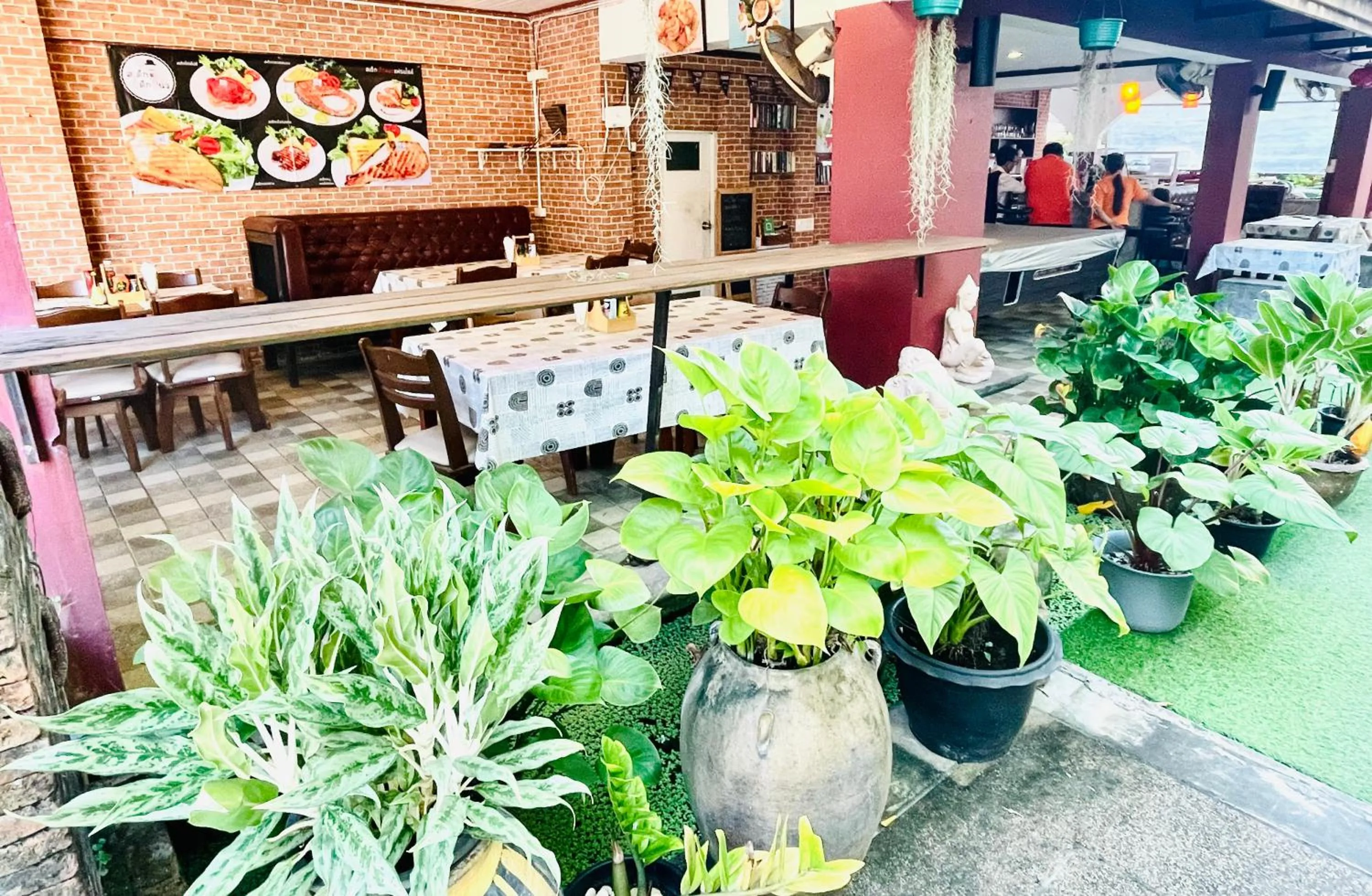 Restaurant/places to eat in THE TOP PATONG RESORT.