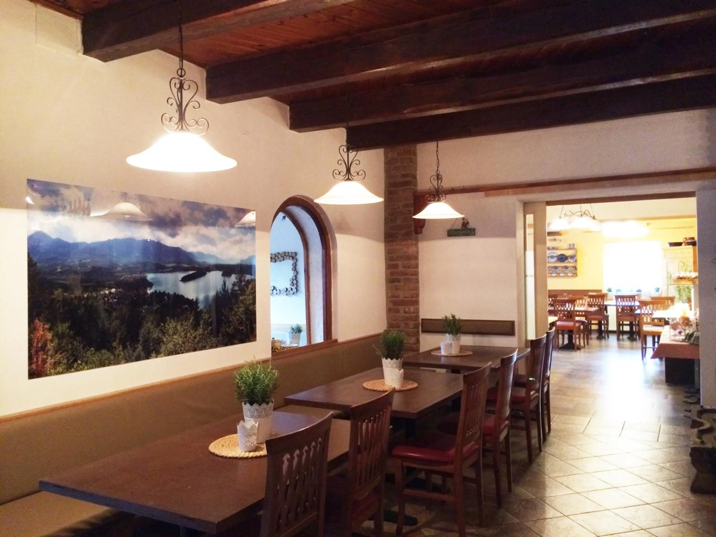 Restaurant/places to eat in Karawanken Lodge