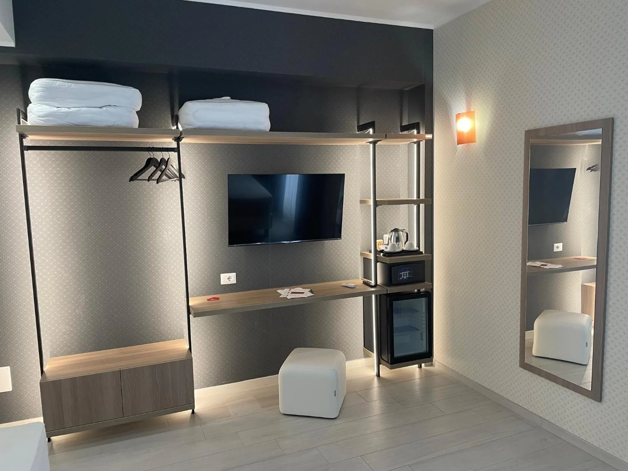 TV and multimedia in Castrichella Boutique Hotel Rome Airport