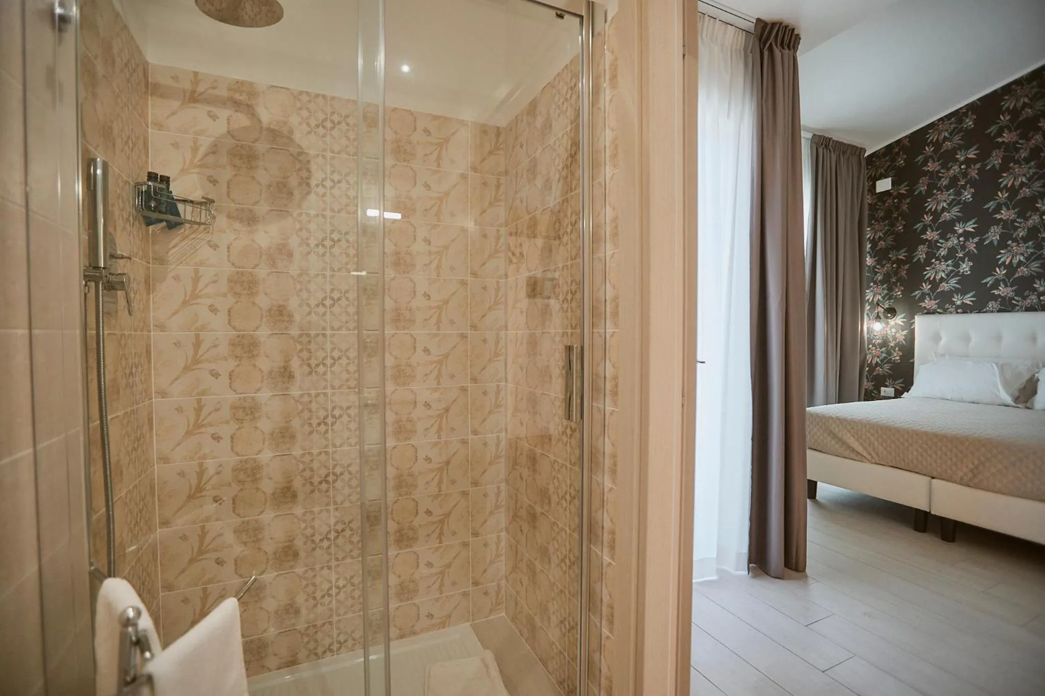 Shower, Bed in Castrichella Boutique Hotel Rome Airport