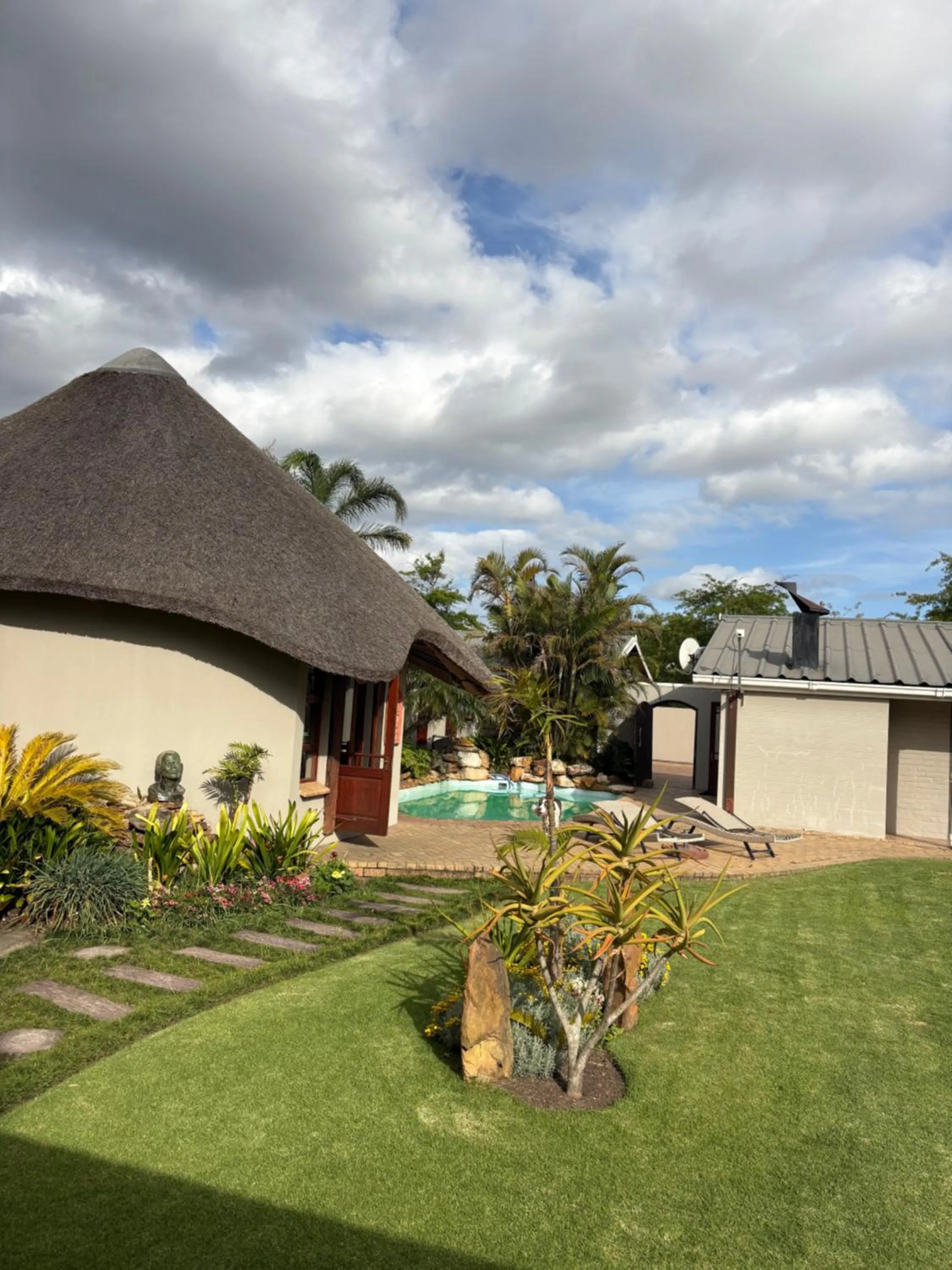 Swimming pool in Mountain Dew Guest House