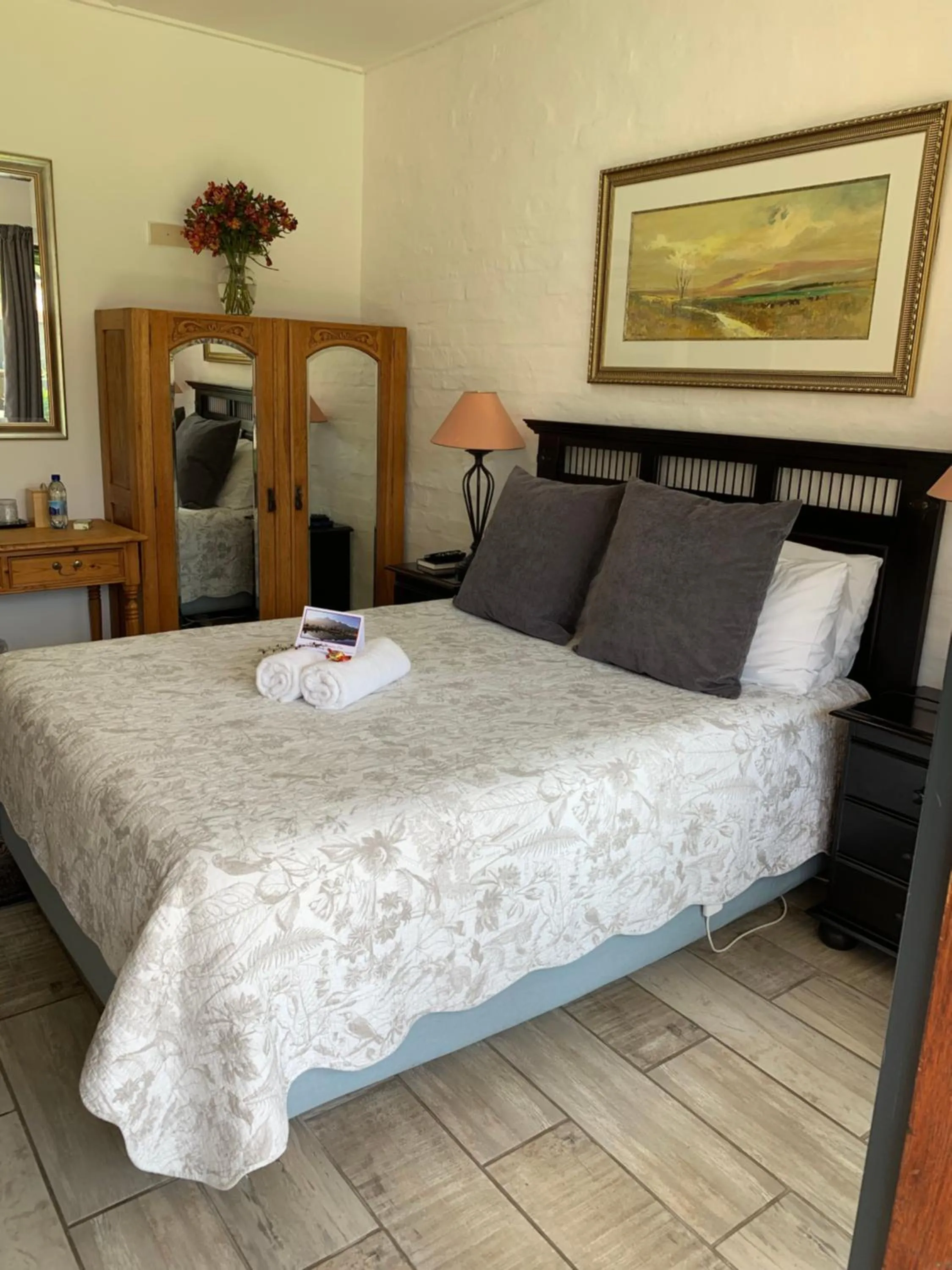 Photo of the whole room, Bed in Mountain Dew Guest House