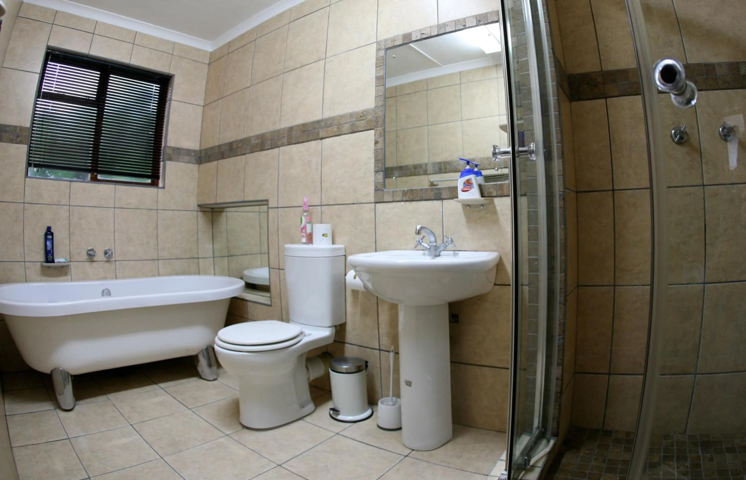 Bathroom in Mountain Dew Guest House