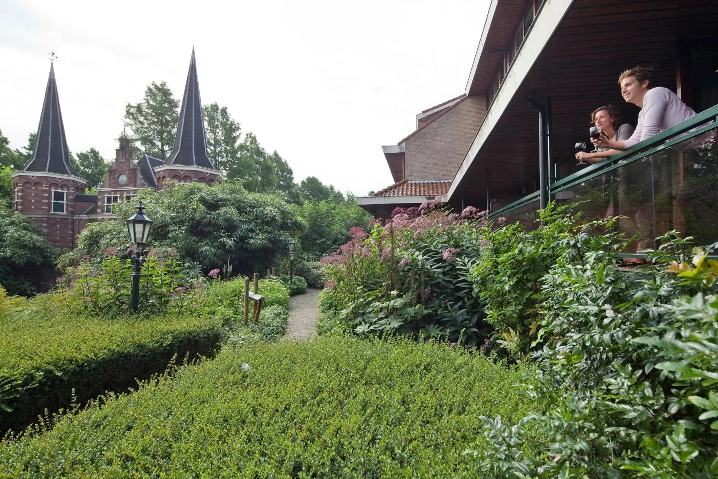 Decorative detail in Van der Valk Hotel Avifauna