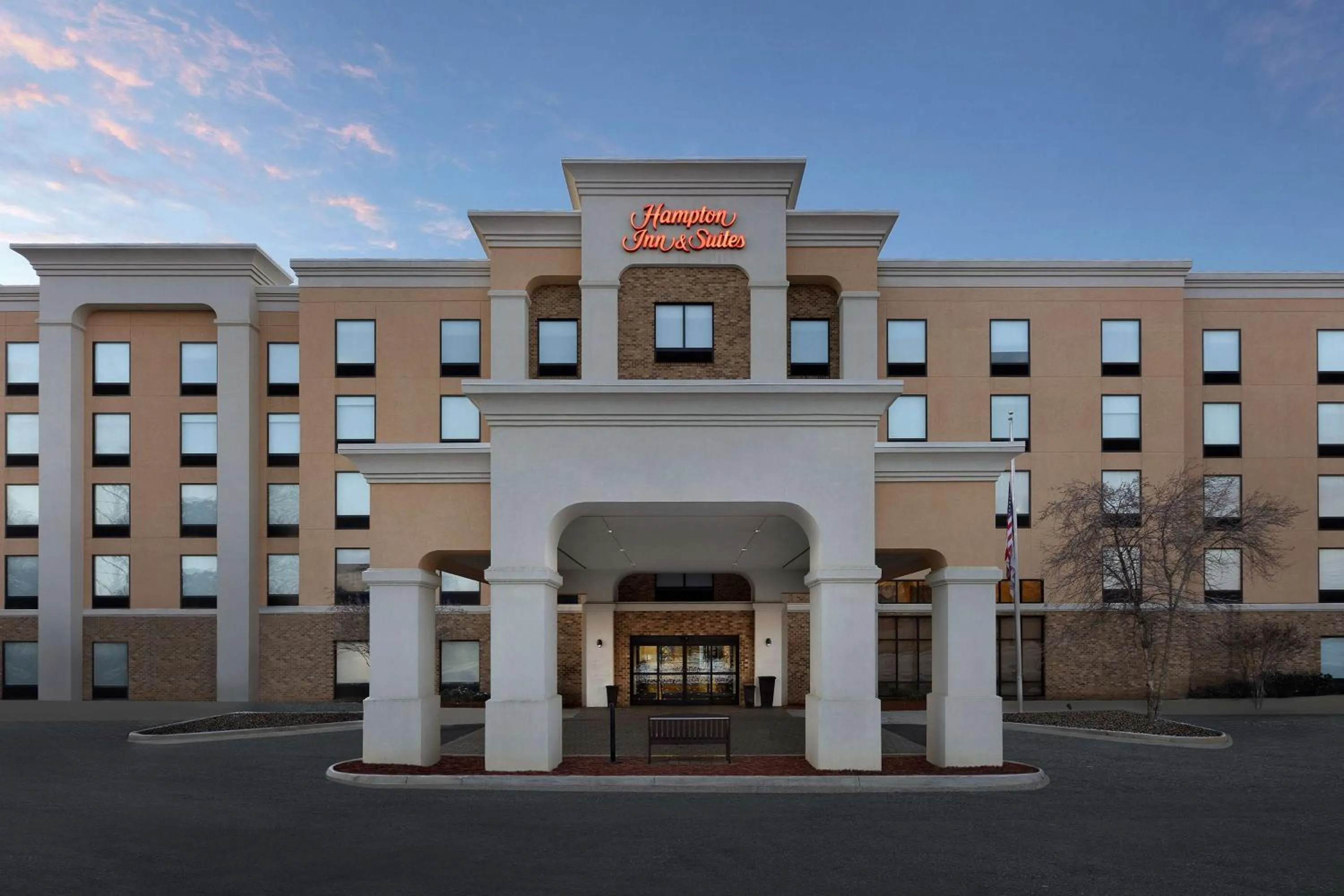 Property building in Hampton Inn and Suites Lynchburg