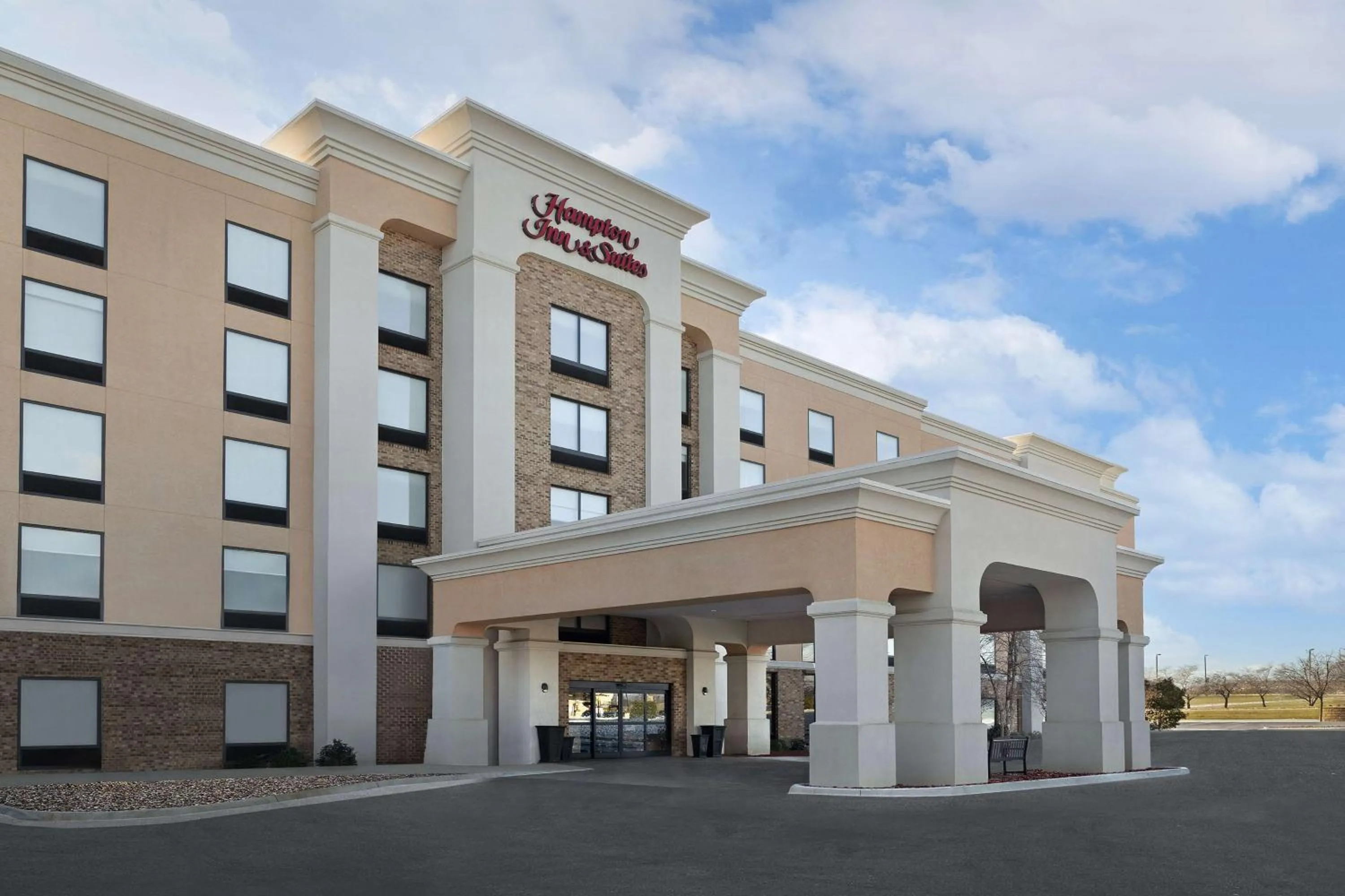 Property building in Hampton Inn and Suites Lynchburg