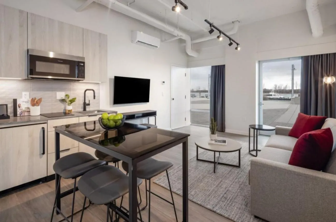 Kitchen or kitchenette in Steveston Waterfront Hotel