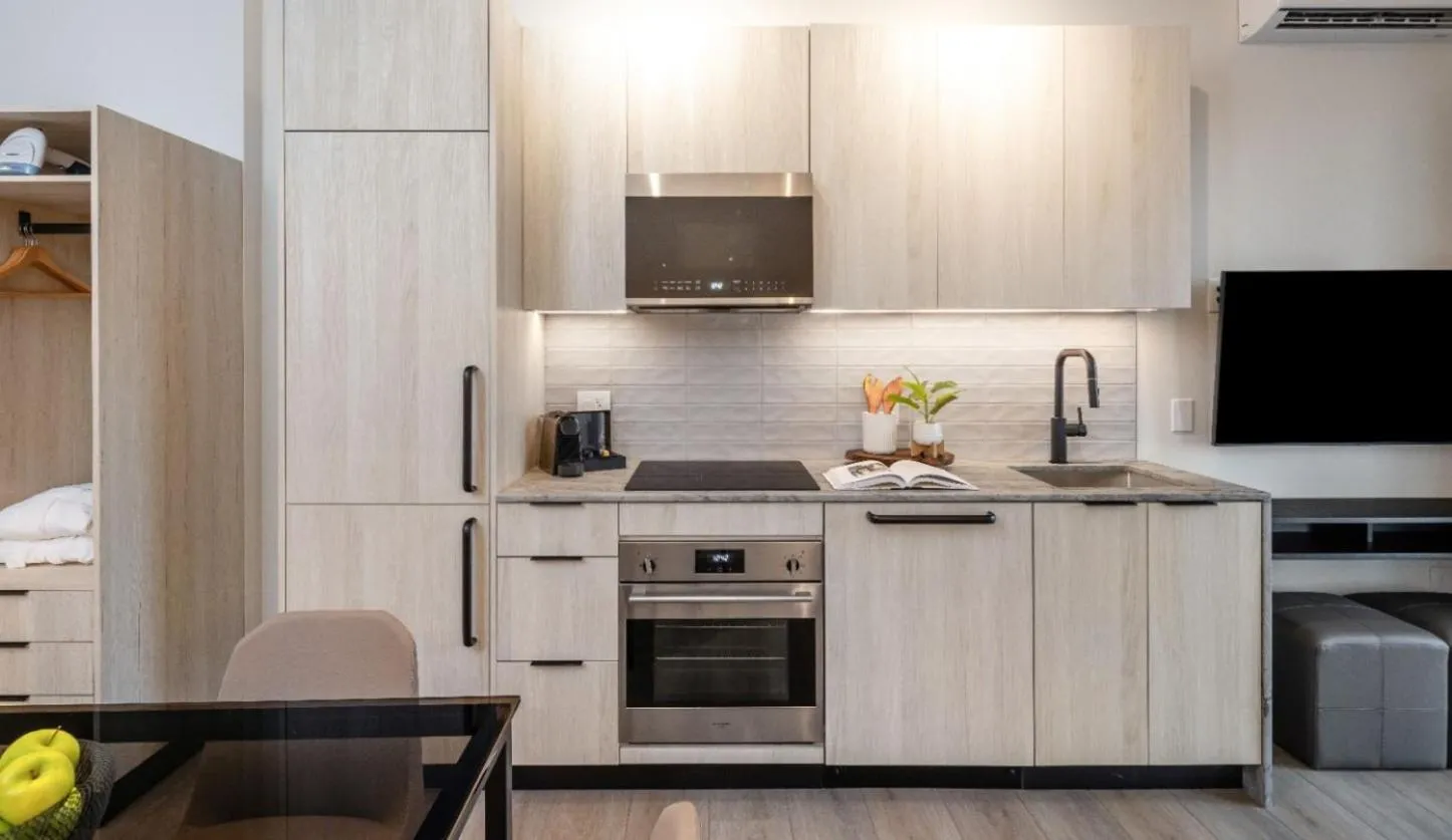 Kitchen or kitchenette in Steveston Waterfront Hotel