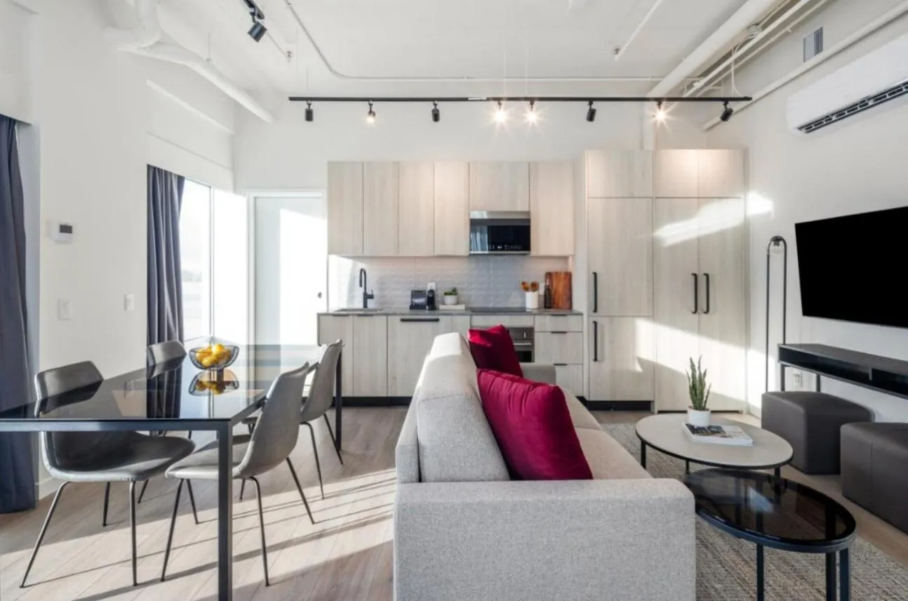 Kitchen or kitchenette in Steveston Waterfront Hotel