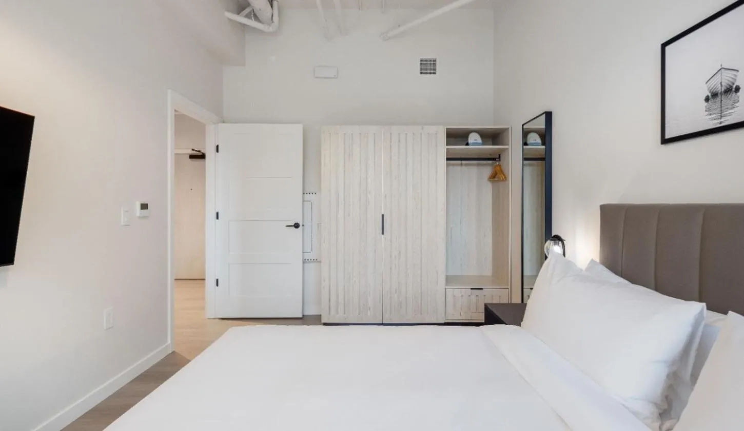 Bedroom, Bed in Steveston Waterfront Hotel