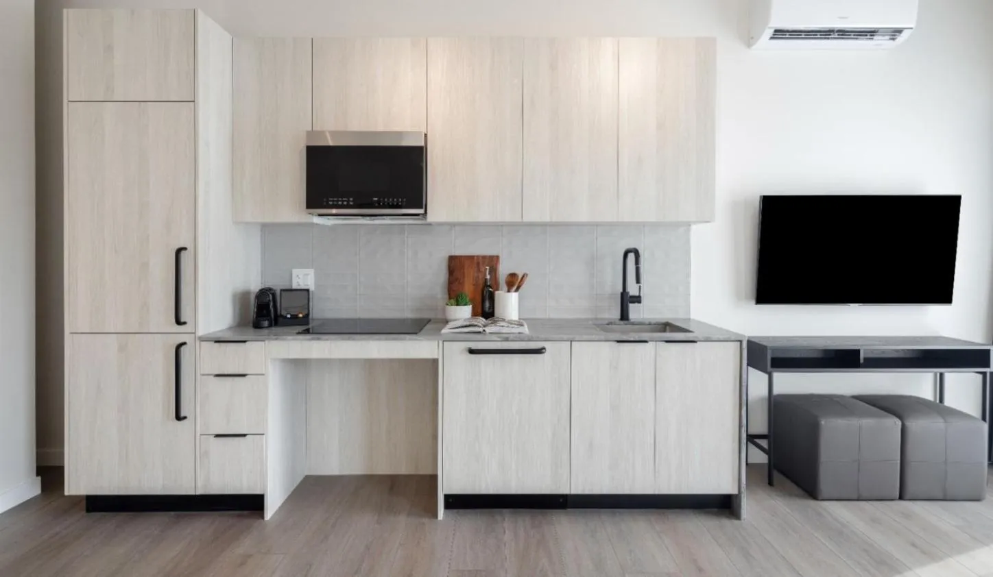 Kitchen or kitchenette in Steveston Waterfront Hotel