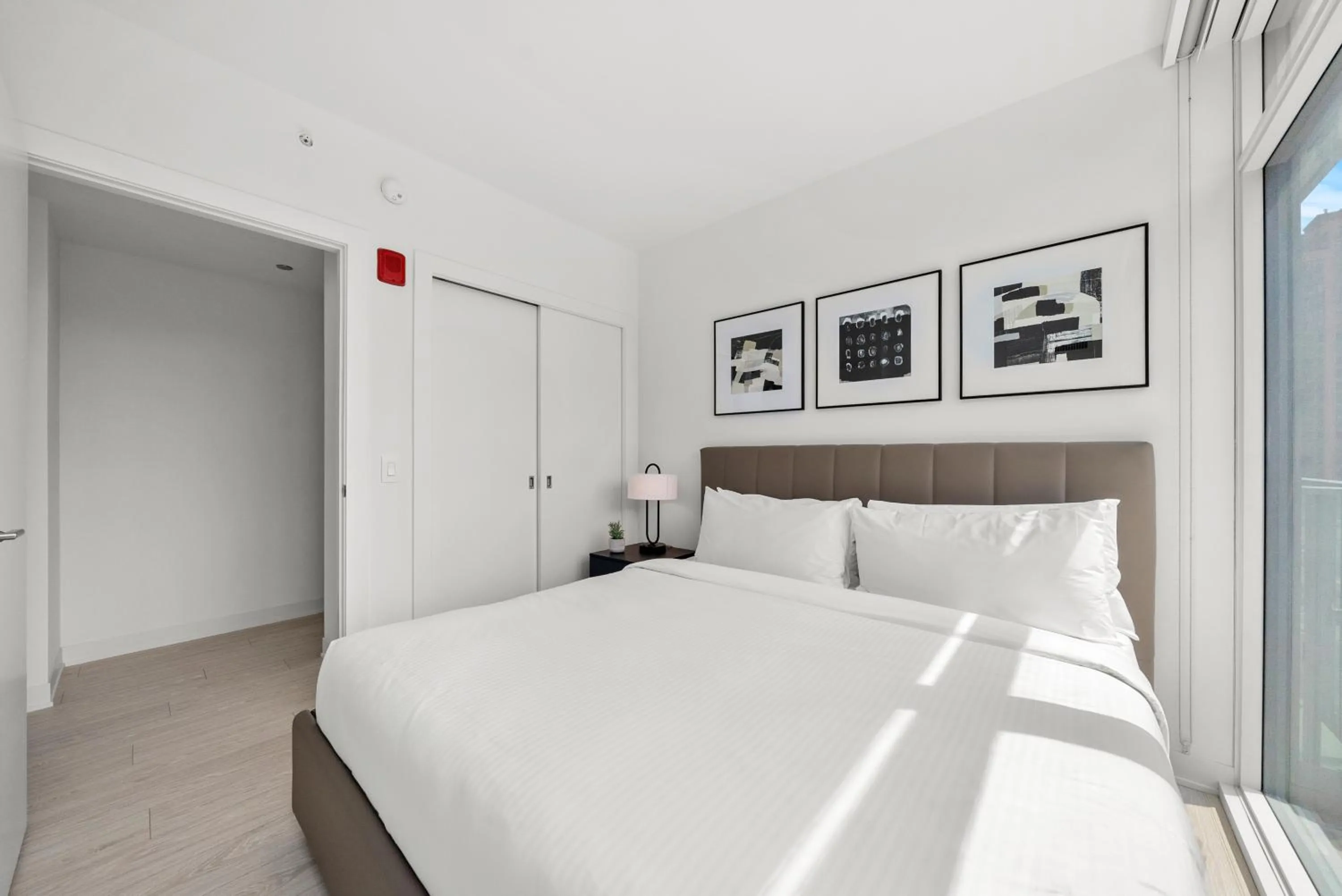 Bedroom, Bed in Steveston Waterfront Hotel