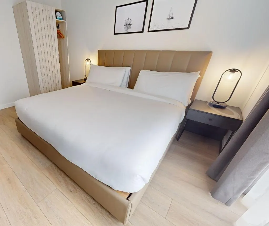 Bed in Steveston Waterfront Hotel