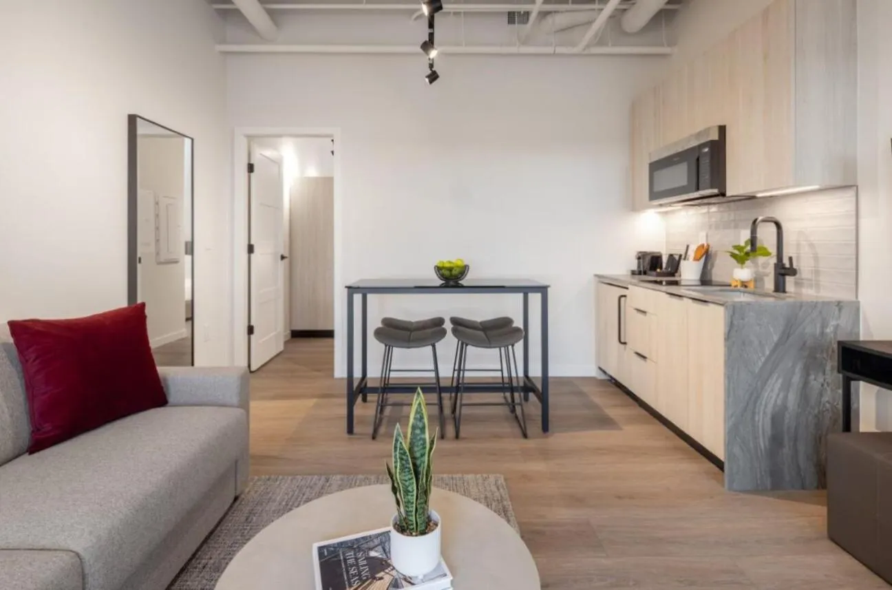 Kitchen or kitchenette in Steveston Waterfront Hotel