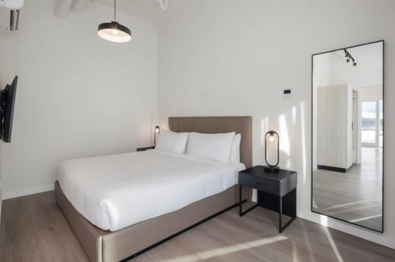 Bedroom, Bed in Steveston Waterfront Hotel