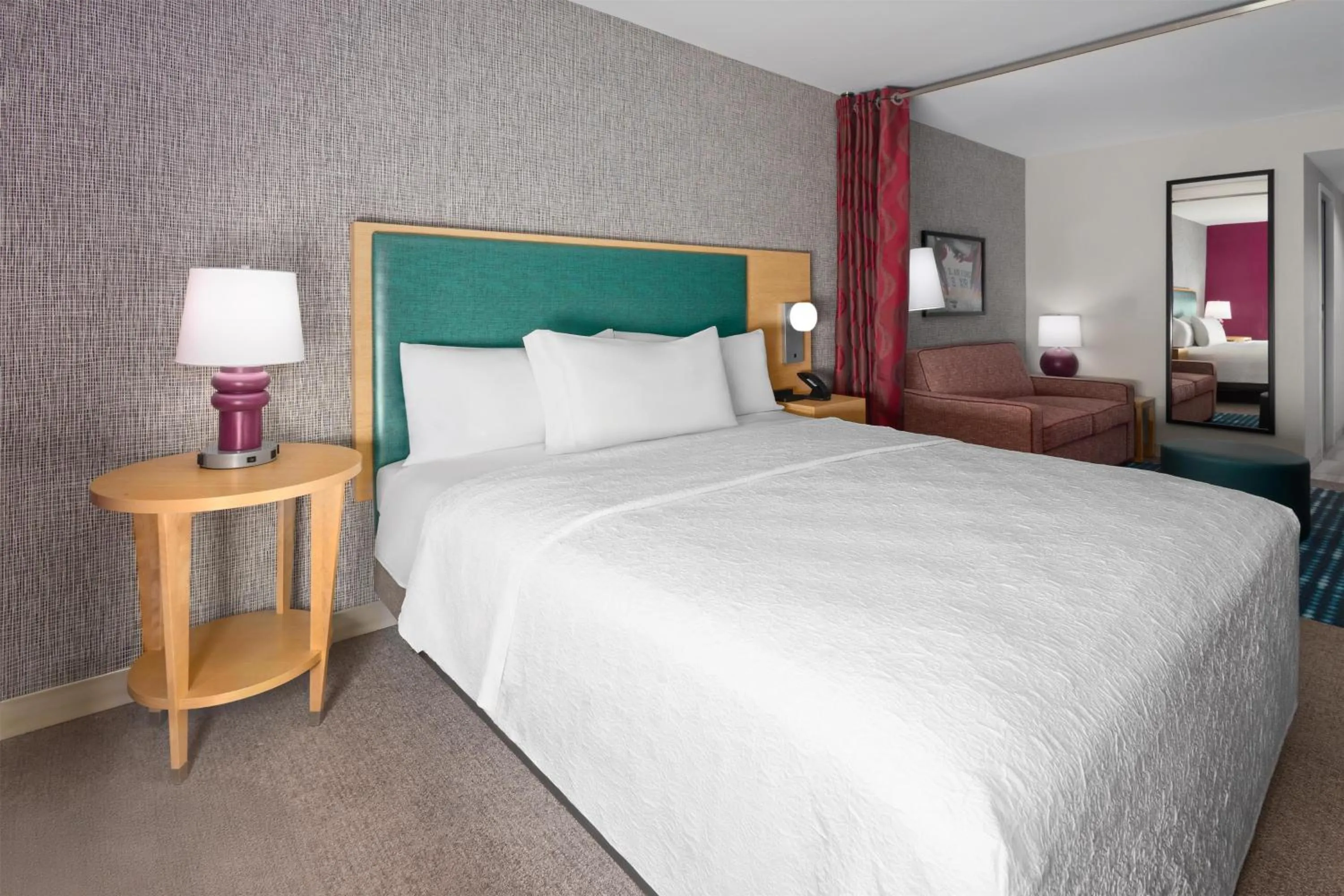 Living room, Bed in Home2 Suites Dover