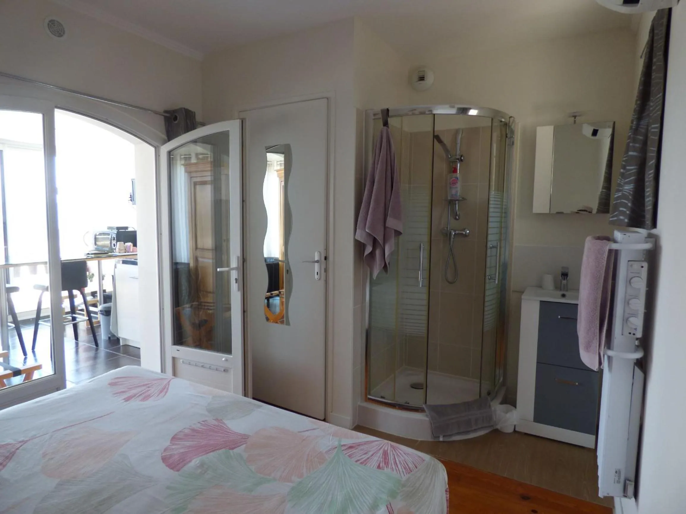 Bathroom in Chambre d'Hôtes avec kitchenette Vue Mer et montagnes L'Estérel Panoramique