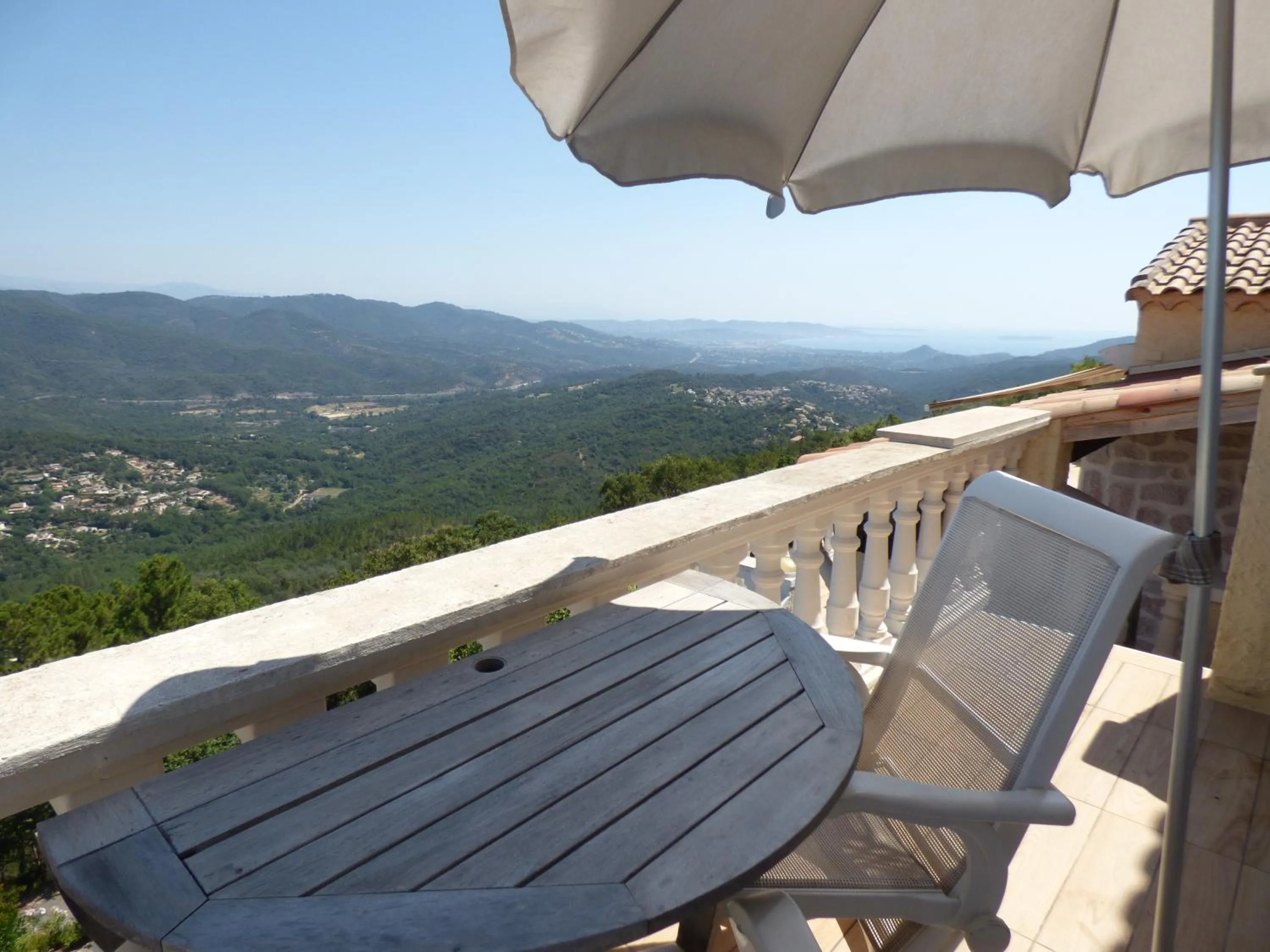 Balcony/Terrace in Chambre d'Hôtes avec kitchenette Vue Mer et montagnes L'Estérel Panoramique