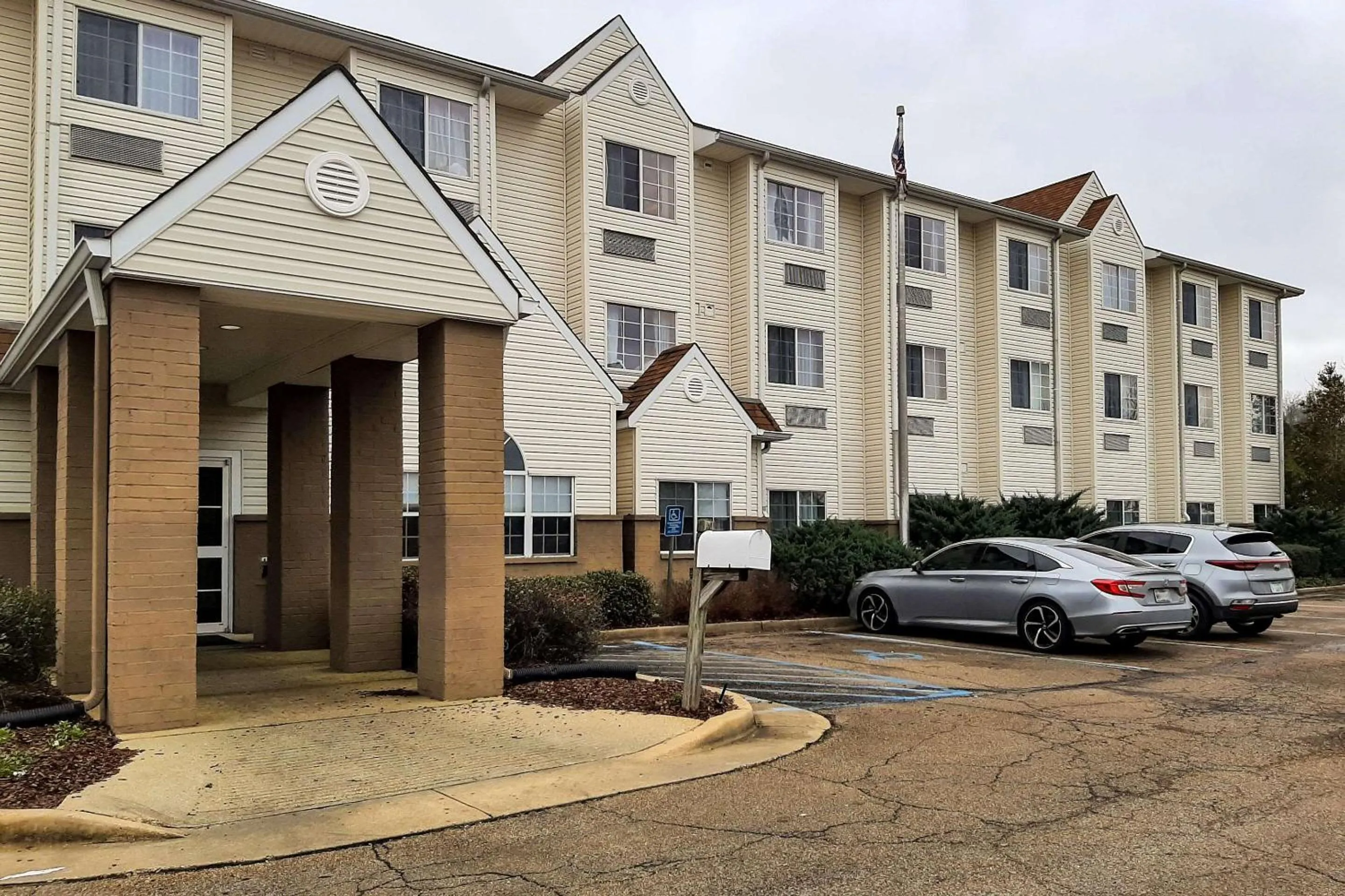 Property building in Starkville Inn & Suites