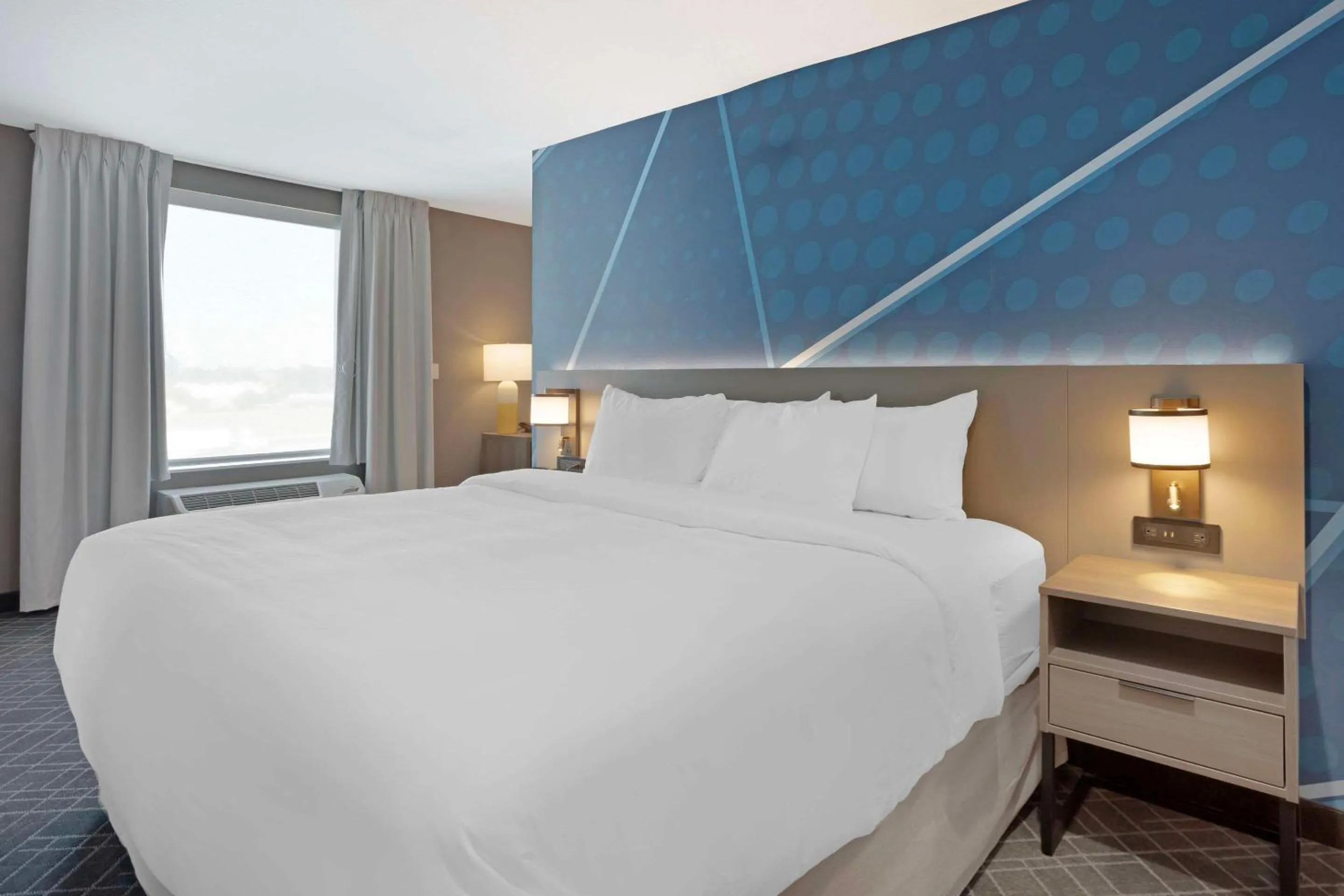 Bed in Comfort Inn & Suites Mountain Grove US-60