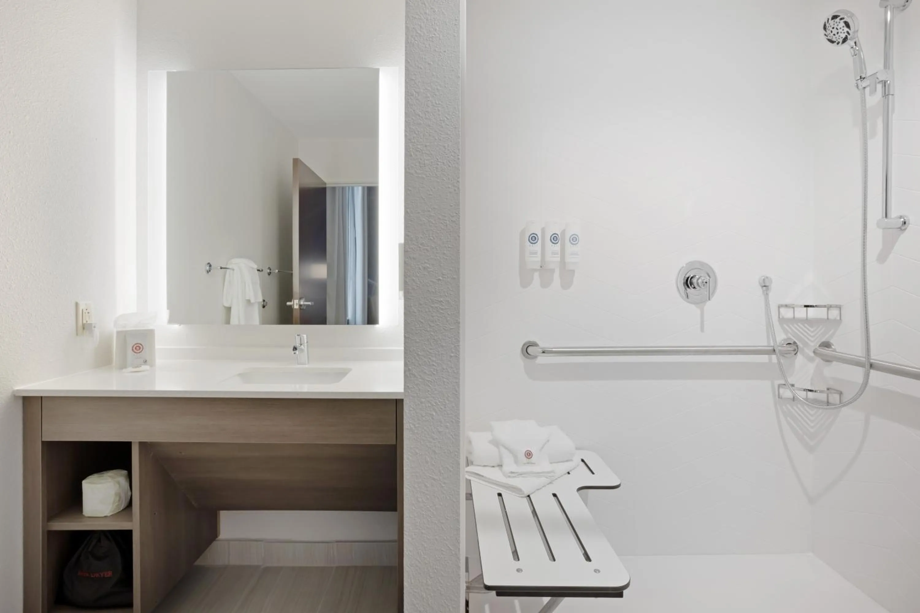 Bathroom in Comfort Inn & Suites Mountain Grove US-60