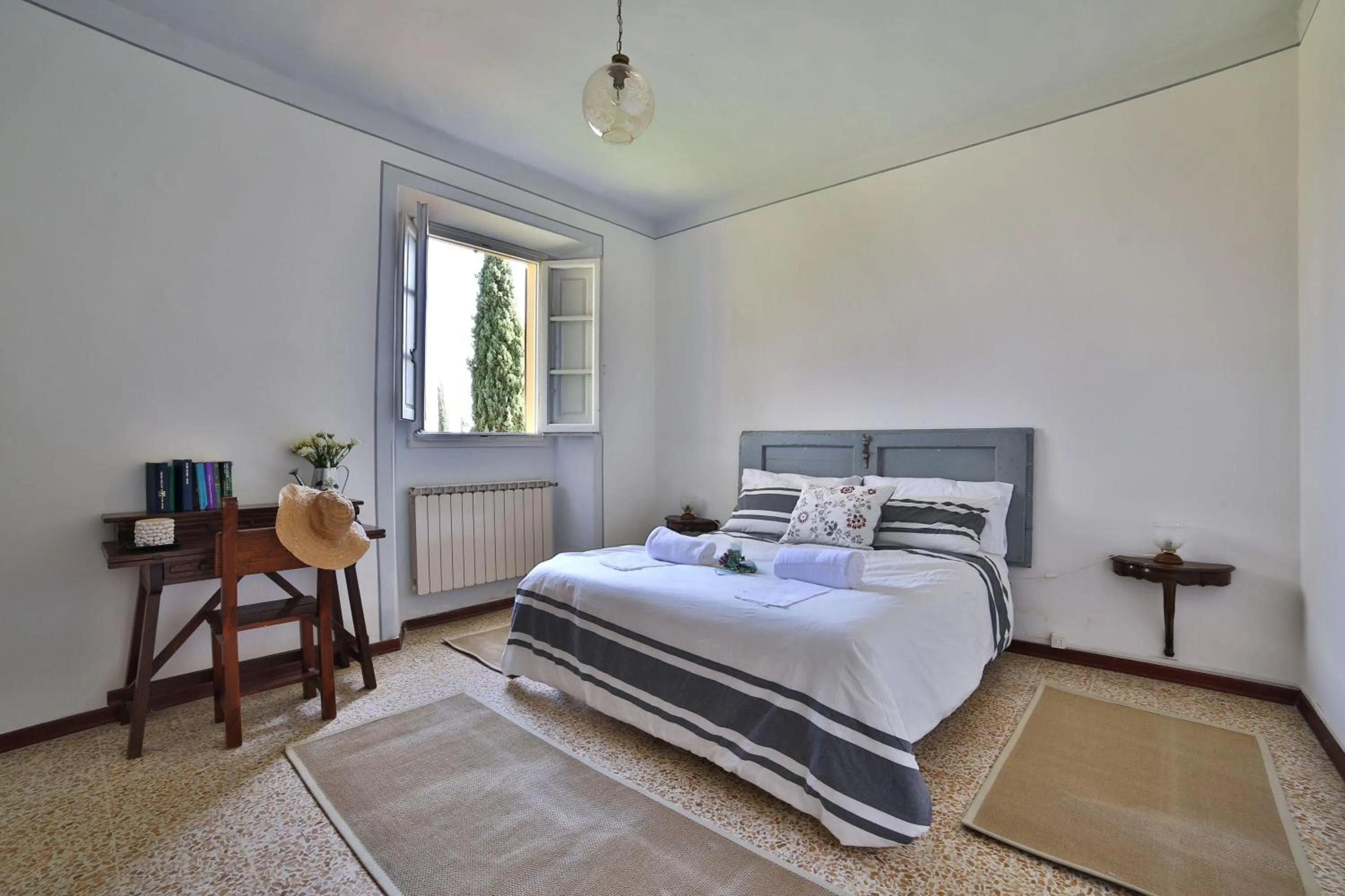 Bed in Fattoria Pagnana Suites & Pool