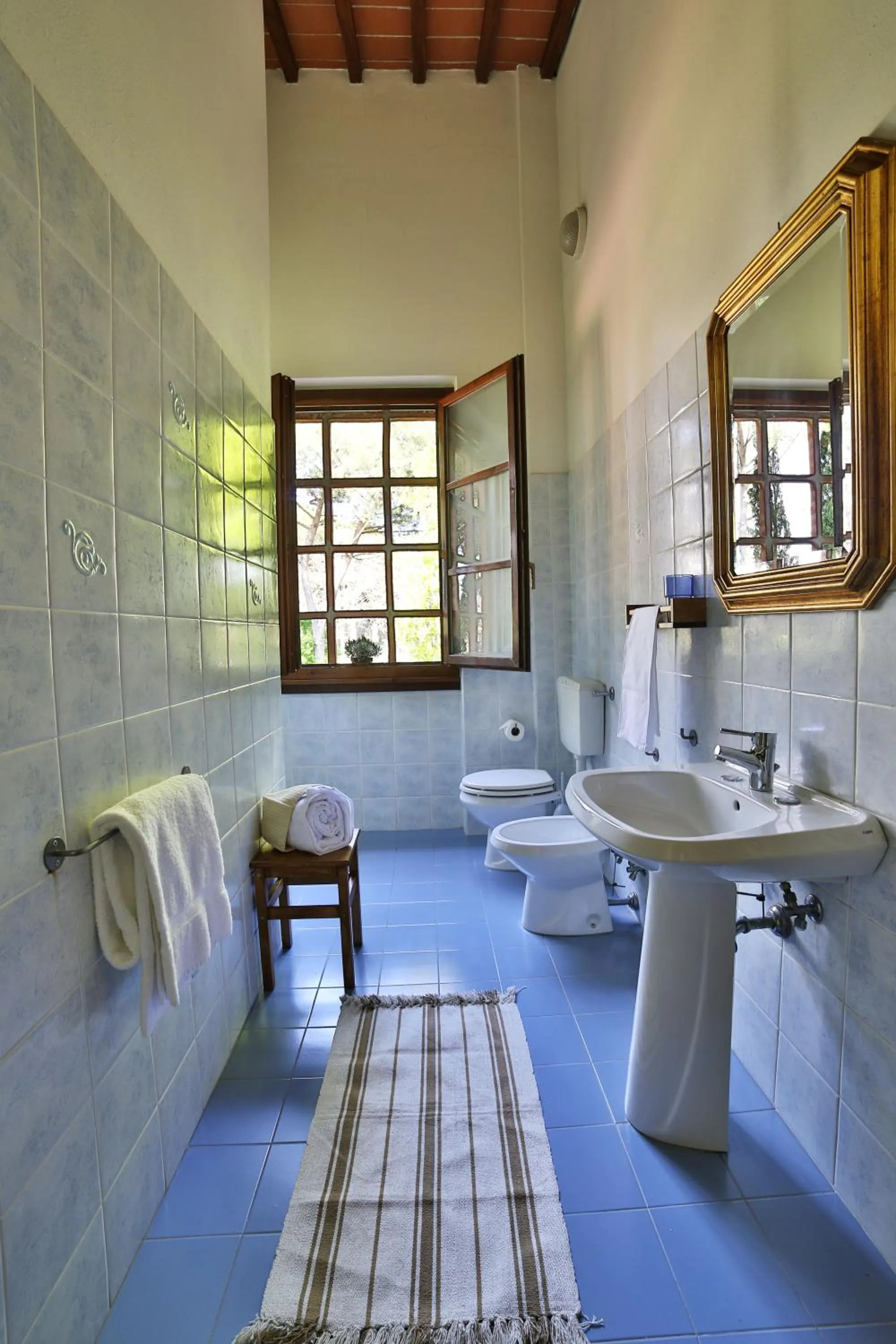 Bathroom in Fattoria Pagnana Suites & Pool