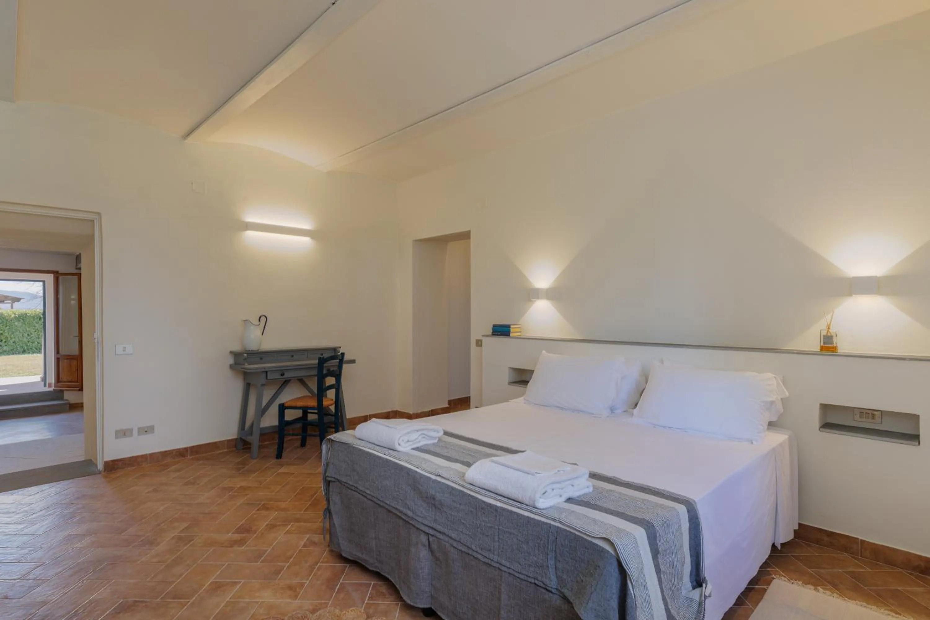 Bed in Fattoria Pagnana Suites & Pool