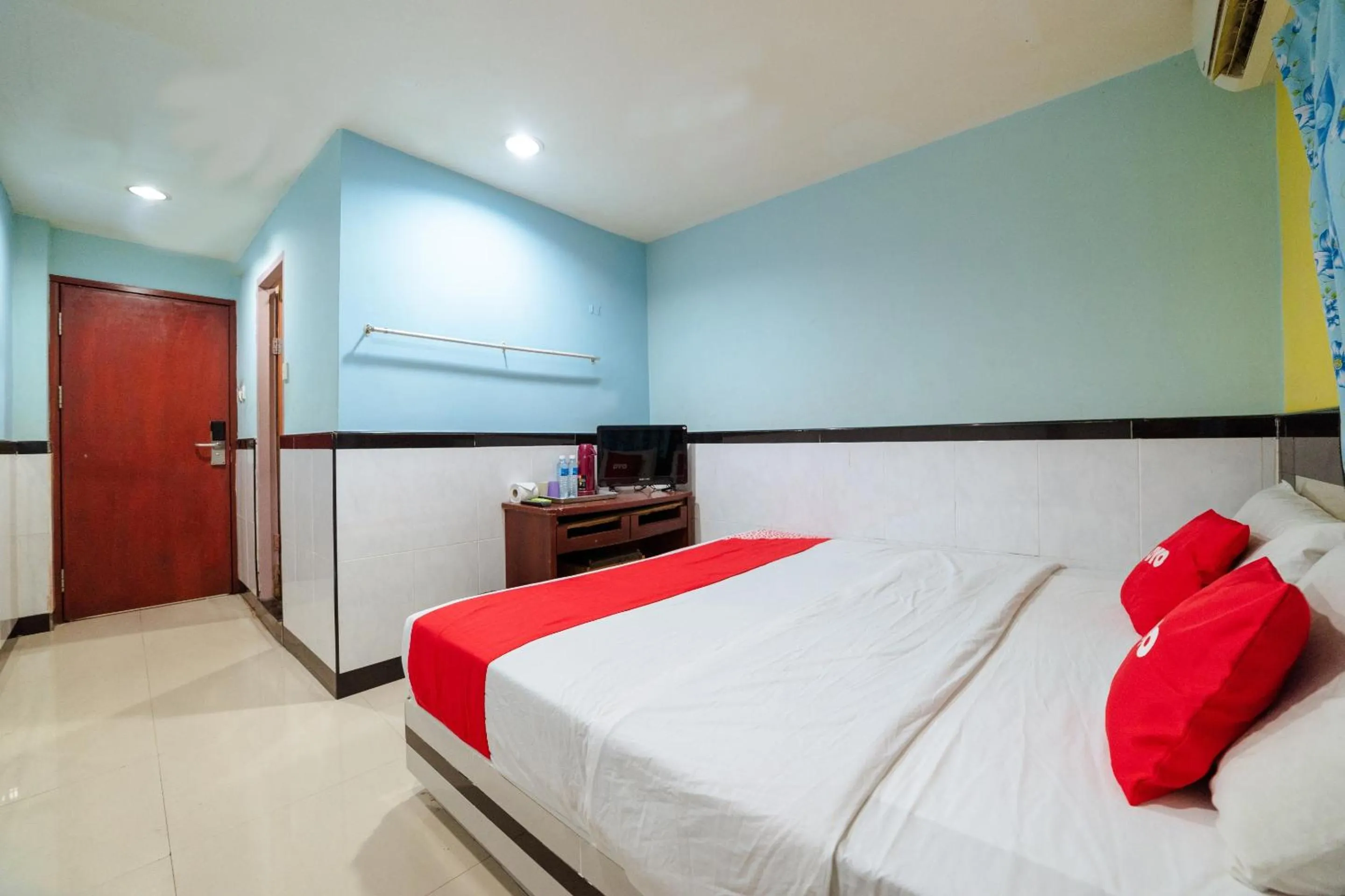 Bedroom, Bed in Hotel O Milion Inn