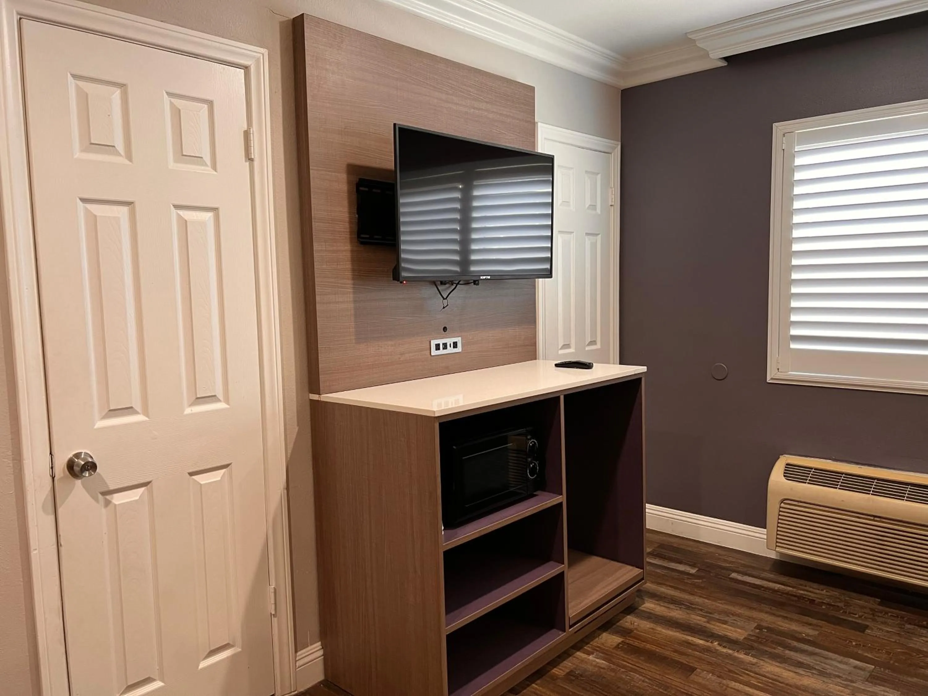 TV and multimedia in The Patio Motel - Los Angeles, LAX