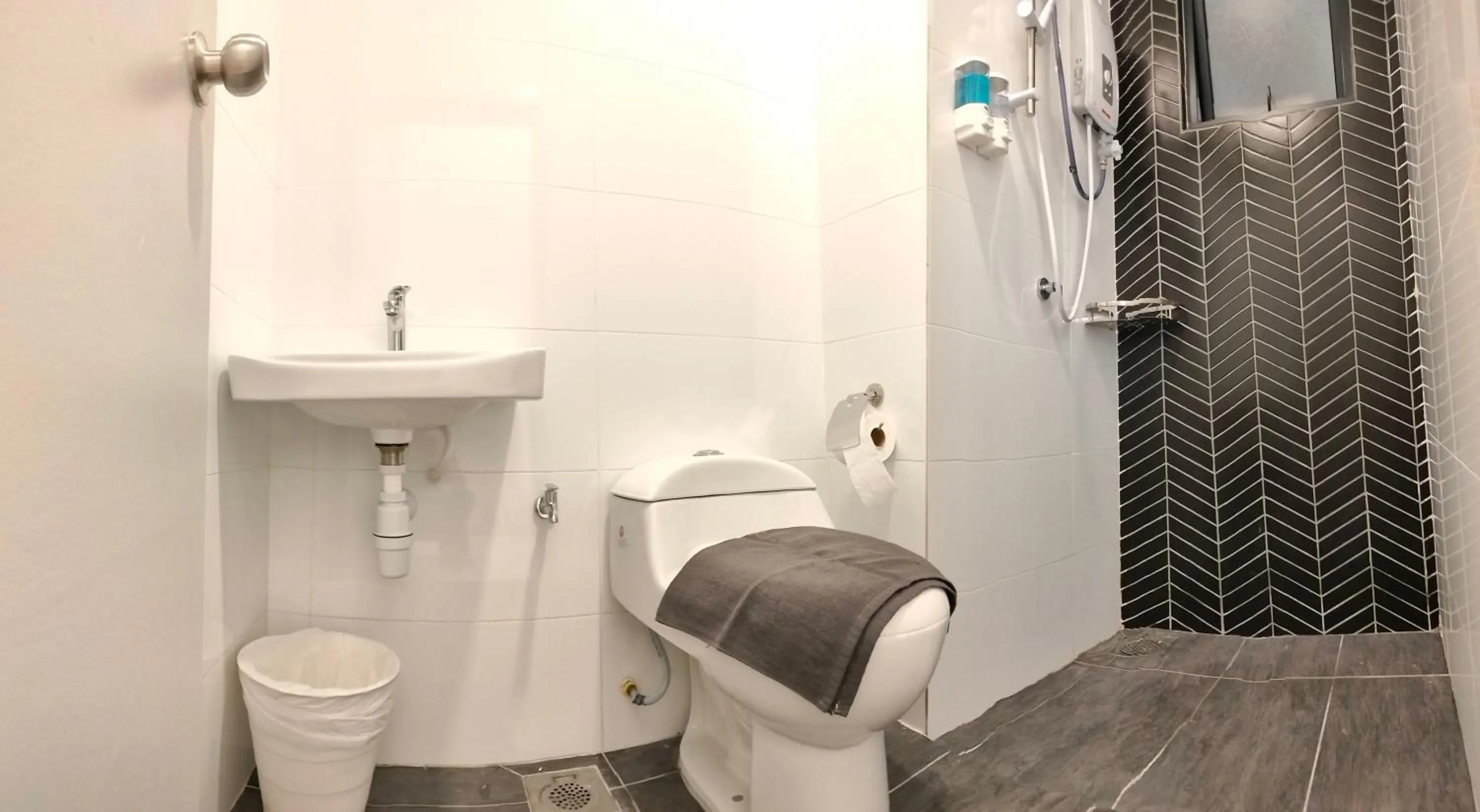 Bathroom in The Horizon by MyKey