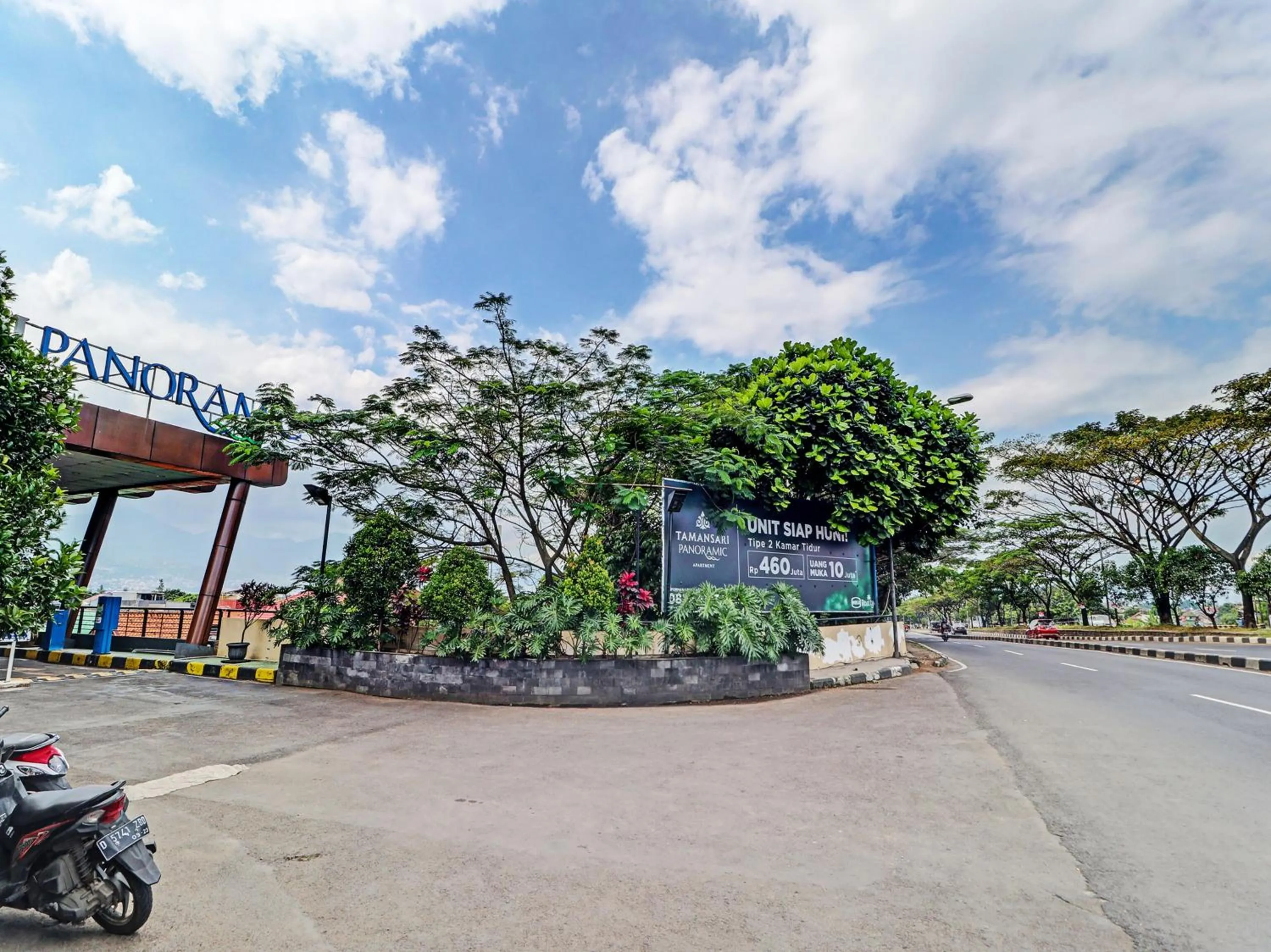 Facade/entrance in OYO Life 92735 Apartemen Tamansari Panoramic By Santuy