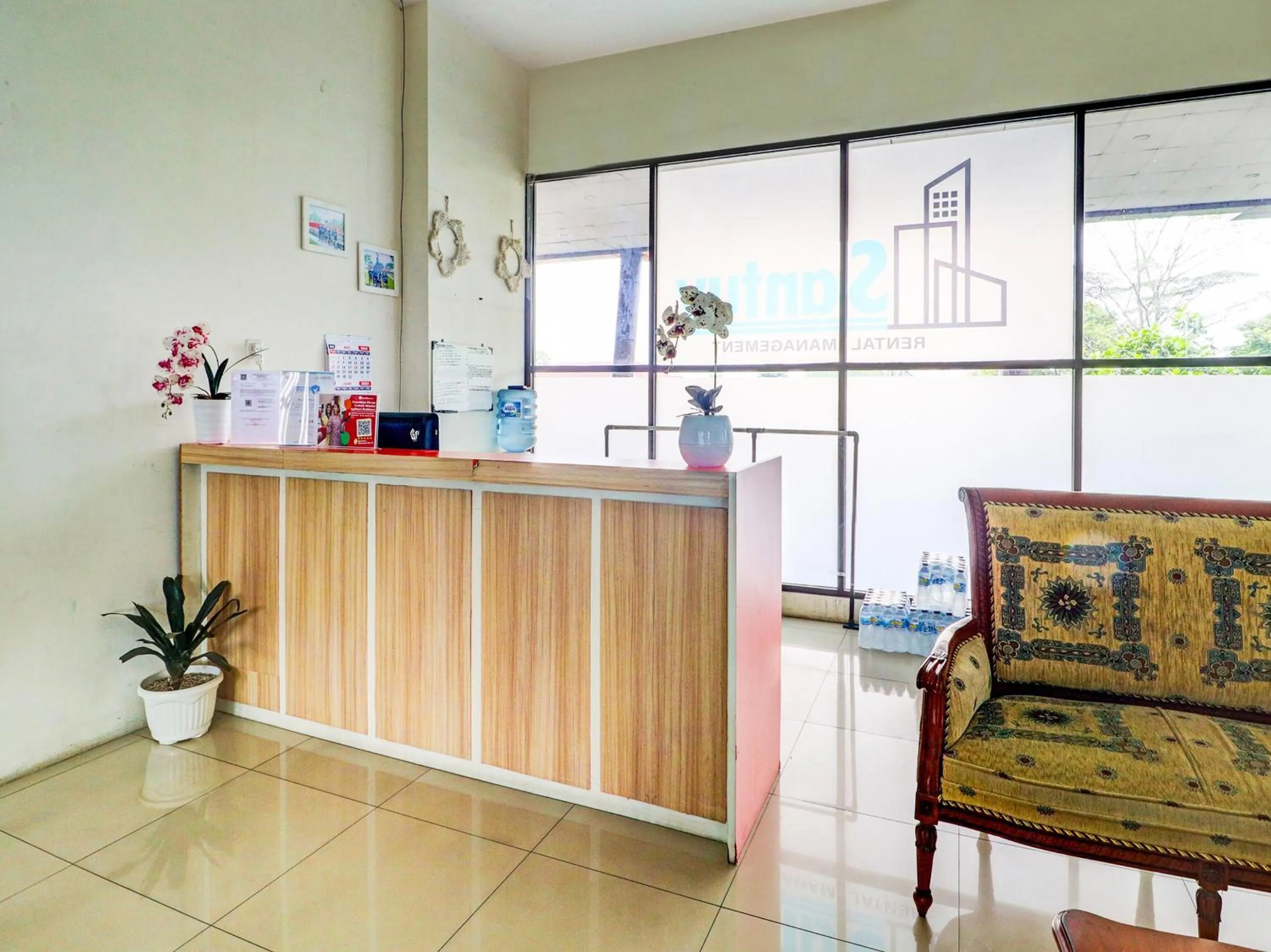 Lobby or reception in OYO Life 92735 Apartemen Tamansari Panoramic By Santuy