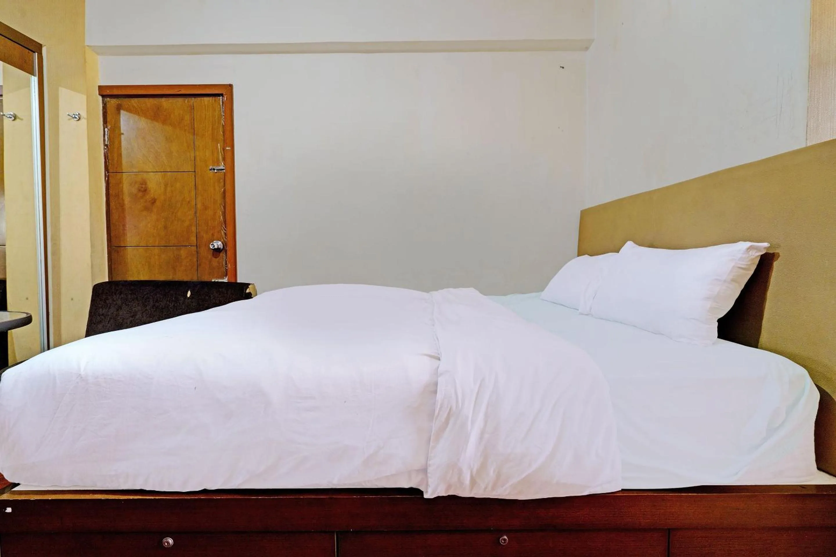 Bedroom, Bed in OYO Life 92949 Apartemen Gateway Cicadas By Qq Rent