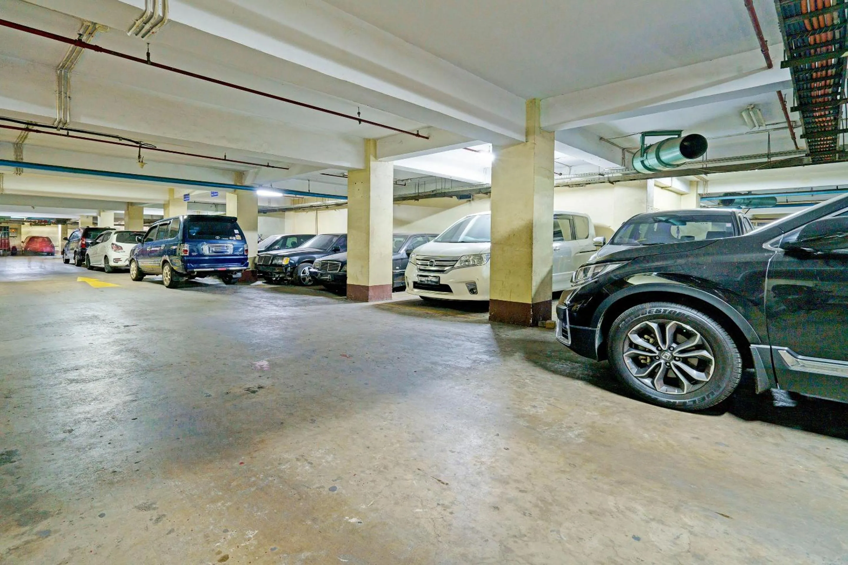 Facade/entrance in OYO Life 92949 Apartemen Gateway Cicadas By Qq Rent